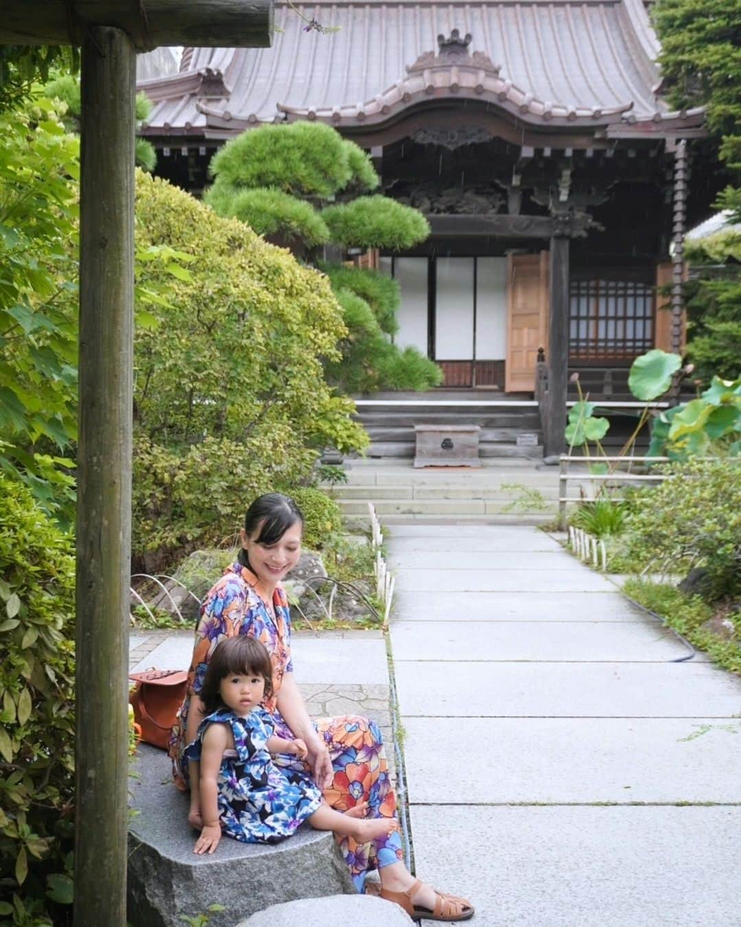 芳美リンさんのインスタグラム写真 - (芳美リンInstagram)「【ご報告👶】 ラナちゃん、お姉ちゃんになります(*^^*)🐤  2024年、2月、第二子を出産予定です。  ちょうど2歳差になります。  先日、鎌倉のおんめさま 大巧寺にて、 安産祈願のお参りしてきました。  非公式の言い伝えで、  お守りの中身が、 赤だと女の子🎎 白だと男の子🎏  ラナちゃんの時は赤いお守りをいただき、見事的中。 今回は白でした。  さて、当たるかな？  良かったら一緒に弟か、妹か予想してみて下さい😊  どちらでも嬉しいので、元気に産まれてきてね♡  Lana will be a sister in next  February👶 I hope the new baby will born safe and healthy. We are not sure the baby is boy or girl. Give it a guess(^^)  #産女霊神長慶山大巧寺#大巧寺#おんめさま#おんめさま大巧寺 #産女#安産祈願#戌の日#妊娠報告#妊娠 #第二子妊娠中#妊娠5ヶ月#マタニティモデル」9月20日 18時53分 - lynn.lynn5