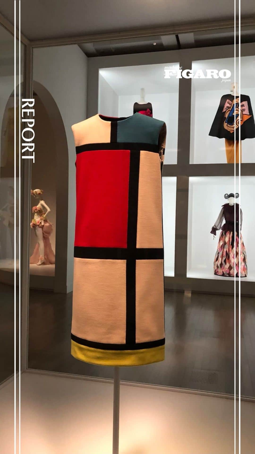 フィガロジャポンのインスタグラム：「「流行は移り変わるが、スタイルは永遠である」イヴ・サンローランの言葉。  没後、日本で初めて開催される大回顧展『イヴ・サンローラン展　時を超えるスタイル』が新国立美術館にて、本日9月20日から12月11日まで開催。  20世紀のファッション界を席巻し「モードの帝王」とよばれたイヴ・サンローラン。1958年にディオールのデザイナーとしてデビューを飾り、1962年に自身のブランド「イヴ・サンローラン」を発表させて以来、サファリ・ルックやパンツスーツ、ピーコート、トレンチコートといったアイコニックなスタイルやアイテムを打ち出し、女性たちのワードローブに変革をもたらした。  この展覧会では、美術作品や舞台芸術、日本から影響を受けながら独自のスタイルを確立するまでの40年にわたる歴史を110体ものルックやアクセサリー、ドローイング、写真を含む262点で紹介。豪華絢爛、そして見応えたっぷりの美の世界を堪能して。  詳しい情報はプロフィールのLink In Bioにてチェック🔗 ⁠  @thenationalartcentertokyo @ysl #ysl #新国立美術館 #イブサンローラン #イブサンローラン展 #art #美術館」