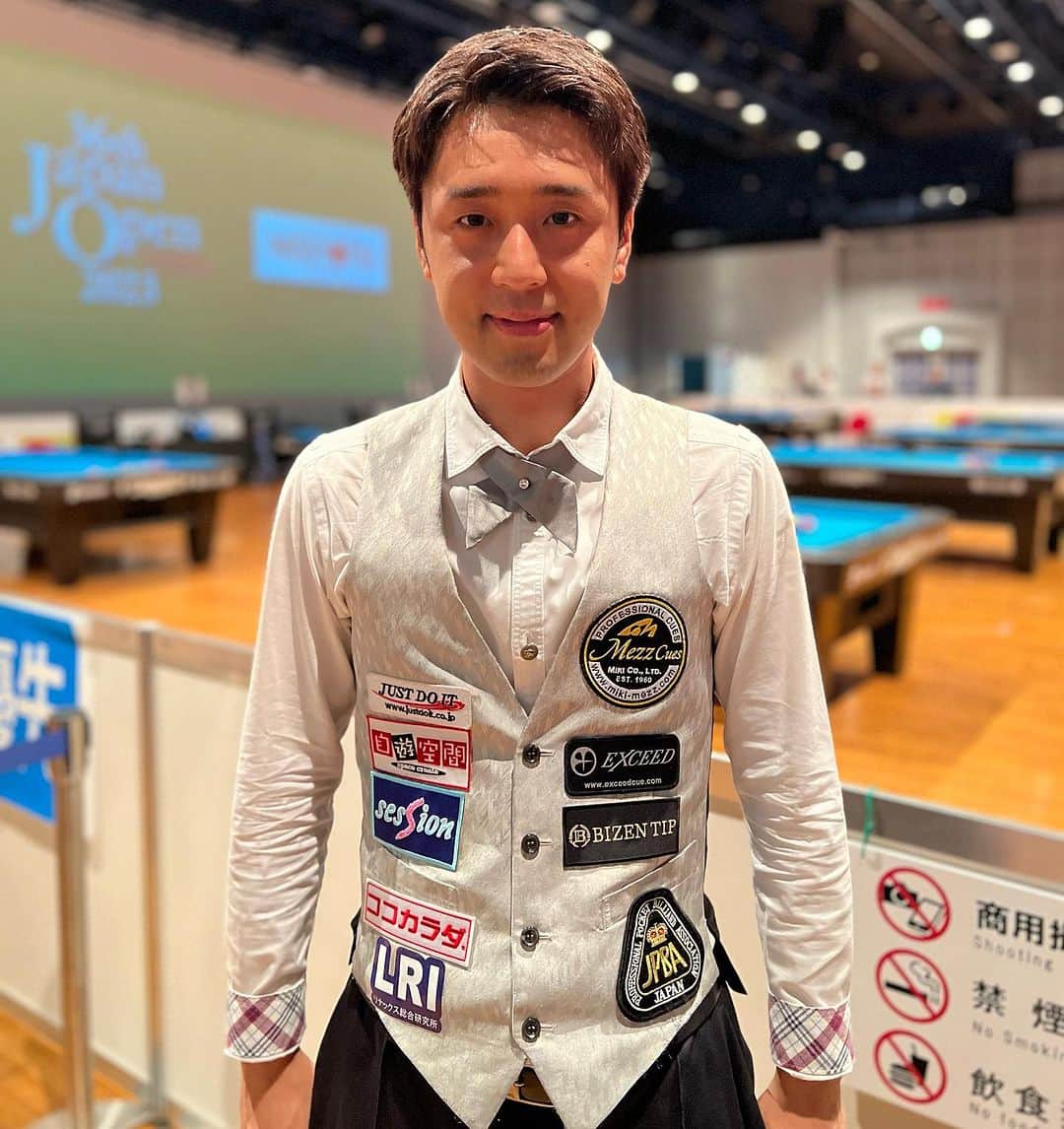 土方隼斗のインスタグラム：「ジャパンオープンはベスト8で敗退しました。悔しいです。 応援ありがとうございました！ そして久しぶりに着たこのベスト… プロ入りの17歳から着ているので流石にきつくて今回が最後になると思います。 応援して下さるスポンサー様には感謝しかありません。 いつもありがとうございます！ 次の大会はオーストリアで行われる８ボール世界選手権です。 さらに練習して頑張ります‼︎  【Mezz cues様】 http://mezzcue.com/jp/ 【自遊空間様】 https://jiqoo.jp 【JUST DO IT様】 https://www.cue-shop.jp/smartphone/ 【ココカラダ様】 https://koko-karada.jp/ 【BIZEN TIP様】 https://bizen.store 【session様】 https://www.session-1.co.jp/ 【リナックス総合研究所様】 https://lri.jp/」