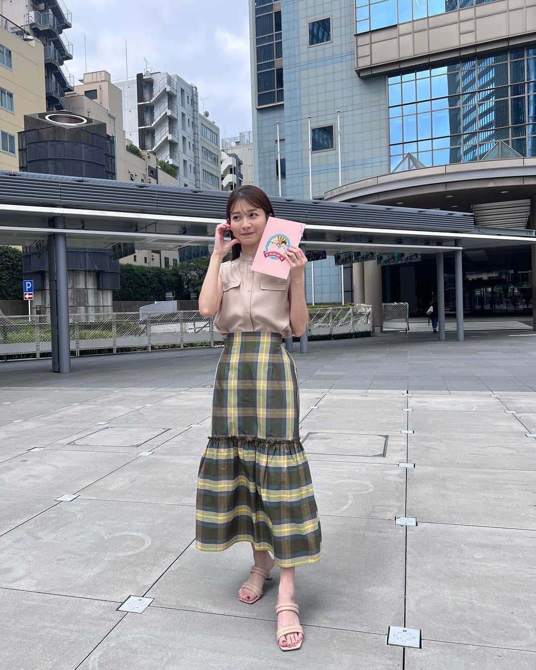 山本里菜さんのインスタグラム写真 - (山本里菜Instagram)「今夜の 『水曜日のダウンタウン』  「街で同じベースボールキャップを被ってる人を集めて野球対決」の進行を務めました⚾️🤍  ニューヨーク・ヤンキースvs読売ジャイアンツ    芸人の皆さんがヤンキースと巨人の2チームに分かれて…街で自軍の野球帽を被ってる人をスカウト！ そして、集まったメンバーで野球対決をします😆✨  ぜひご覧ください💖  #水曜日のダウンタウン #水ダウ」9月20日 19時05分 - rinayamamoto_0622