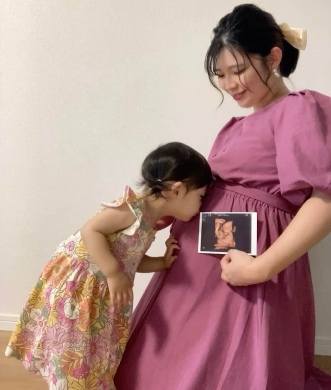 亜実さんのインスタグラム写真 - (亜実Instagram)「🤰🎀🤰🎀🤰🎀  🇯🇵ことちゃんとセルフでマタニティフォト📸胎動激しすぎて痛すぎるんやけど、「痛てて…」って言うとすぐにお腹ヨシヨシしにきてくれる優しいことちゃん🥹💕お腹にチュー💋までしてくれて、ママはメロメロよ😍 🇹🇼跟琴醬一起自拍了孕婦寫真📸因為胎動太激動，肚子一直很痛，我說「好痛⋯」琴醬馬上過來摸一摸我的肚子，也太乖了吧🥹💕也會給我的肚子親吻💋媽媽一直被妳融化了😍  #セルフマタニティフォト #マタニティフォト #年子育児 #年子ママ #女の子ママ #女の子ベビー #男の子ママ #男の子ベビー #臨月妊婦 #孕婦寫真 #孕婦照」9月20日 18時58分 - amimi_taiwan