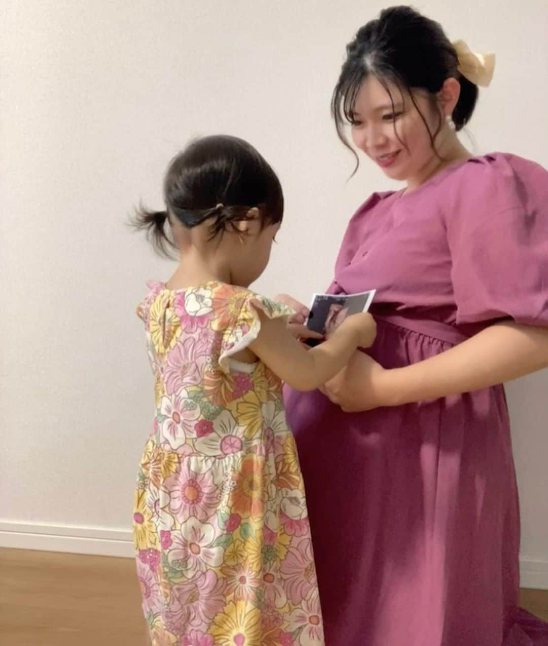 亜実さんのインスタグラム写真 - (亜実Instagram)「🤰🎀🤰🎀🤰🎀  🇯🇵ことちゃんとセルフでマタニティフォト📸胎動激しすぎて痛すぎるんやけど、「痛てて…」って言うとすぐにお腹ヨシヨシしにきてくれる優しいことちゃん🥹💕お腹にチュー💋までしてくれて、ママはメロメロよ😍 🇹🇼跟琴醬一起自拍了孕婦寫真📸因為胎動太激動，肚子一直很痛，我說「好痛⋯」琴醬馬上過來摸一摸我的肚子，也太乖了吧🥹💕也會給我的肚子親吻💋媽媽一直被妳融化了😍  #セルフマタニティフォト #マタニティフォト #年子育児 #年子ママ #女の子ママ #女の子ベビー #男の子ママ #男の子ベビー #臨月妊婦 #孕婦寫真 #孕婦照」9月20日 18時58分 - amimi_taiwan