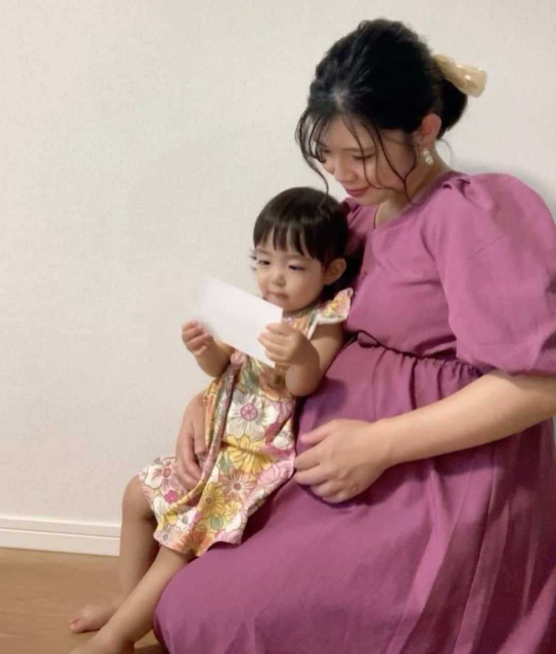 亜実さんのインスタグラム写真 - (亜実Instagram)「🤰🎀🤰🎀🤰🎀  🇯🇵ことちゃんとセルフでマタニティフォト📸胎動激しすぎて痛すぎるんやけど、「痛てて…」って言うとすぐにお腹ヨシヨシしにきてくれる優しいことちゃん🥹💕お腹にチュー💋までしてくれて、ママはメロメロよ😍 🇹🇼跟琴醬一起自拍了孕婦寫真📸因為胎動太激動，肚子一直很痛，我說「好痛⋯」琴醬馬上過來摸一摸我的肚子，也太乖了吧🥹💕也會給我的肚子親吻💋媽媽一直被妳融化了😍  #セルフマタニティフォト #マタニティフォト #年子育児 #年子ママ #女の子ママ #女の子ベビー #男の子ママ #男の子ベビー #臨月妊婦 #孕婦寫真 #孕婦照」9月20日 18時58分 - amimi_taiwan