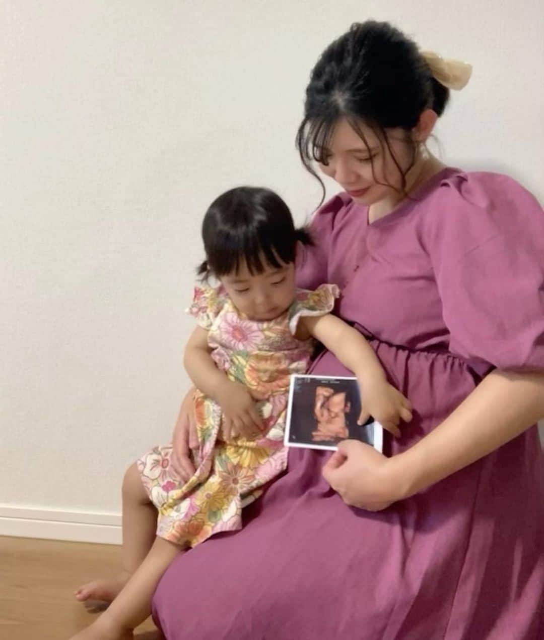 亜実さんのインスタグラム写真 - (亜実Instagram)「🤰🎀🤰🎀🤰🎀  🇯🇵ことちゃんとセルフでマタニティフォト📸胎動激しすぎて痛すぎるんやけど、「痛てて…」って言うとすぐにお腹ヨシヨシしにきてくれる優しいことちゃん🥹💕お腹にチュー💋までしてくれて、ママはメロメロよ😍 🇹🇼跟琴醬一起自拍了孕婦寫真📸因為胎動太激動，肚子一直很痛，我說「好痛⋯」琴醬馬上過來摸一摸我的肚子，也太乖了吧🥹💕也會給我的肚子親吻💋媽媽一直被妳融化了😍  #セルフマタニティフォト #マタニティフォト #年子育児 #年子ママ #女の子ママ #女の子ベビー #男の子ママ #男の子ベビー #臨月妊婦 #孕婦寫真 #孕婦照」9月20日 18時58分 - amimi_taiwan