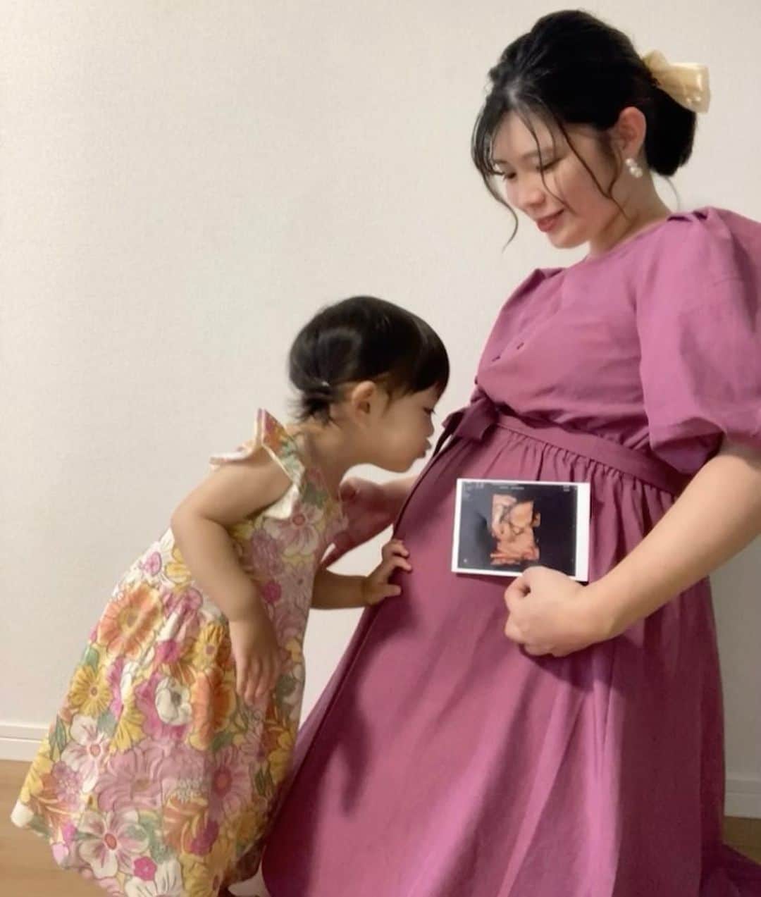 亜実さんのインスタグラム写真 - (亜実Instagram)「🤰🎀🤰🎀🤰🎀  🇯🇵ことちゃんとセルフでマタニティフォト📸胎動激しすぎて痛すぎるんやけど、「痛てて…」って言うとすぐにお腹ヨシヨシしにきてくれる優しいことちゃん🥹💕お腹にチュー💋までしてくれて、ママはメロメロよ😍 🇹🇼跟琴醬一起自拍了孕婦寫真📸因為胎動太激動，肚子一直很痛，我說「好痛⋯」琴醬馬上過來摸一摸我的肚子，也太乖了吧🥹💕也會給我的肚子親吻💋媽媽一直被妳融化了😍  #セルフマタニティフォト #マタニティフォト #年子育児 #年子ママ #女の子ママ #女の子ベビー #男の子ママ #男の子ベビー #臨月妊婦 #孕婦寫真 #孕婦照」9月20日 18時58分 - amimi_taiwan