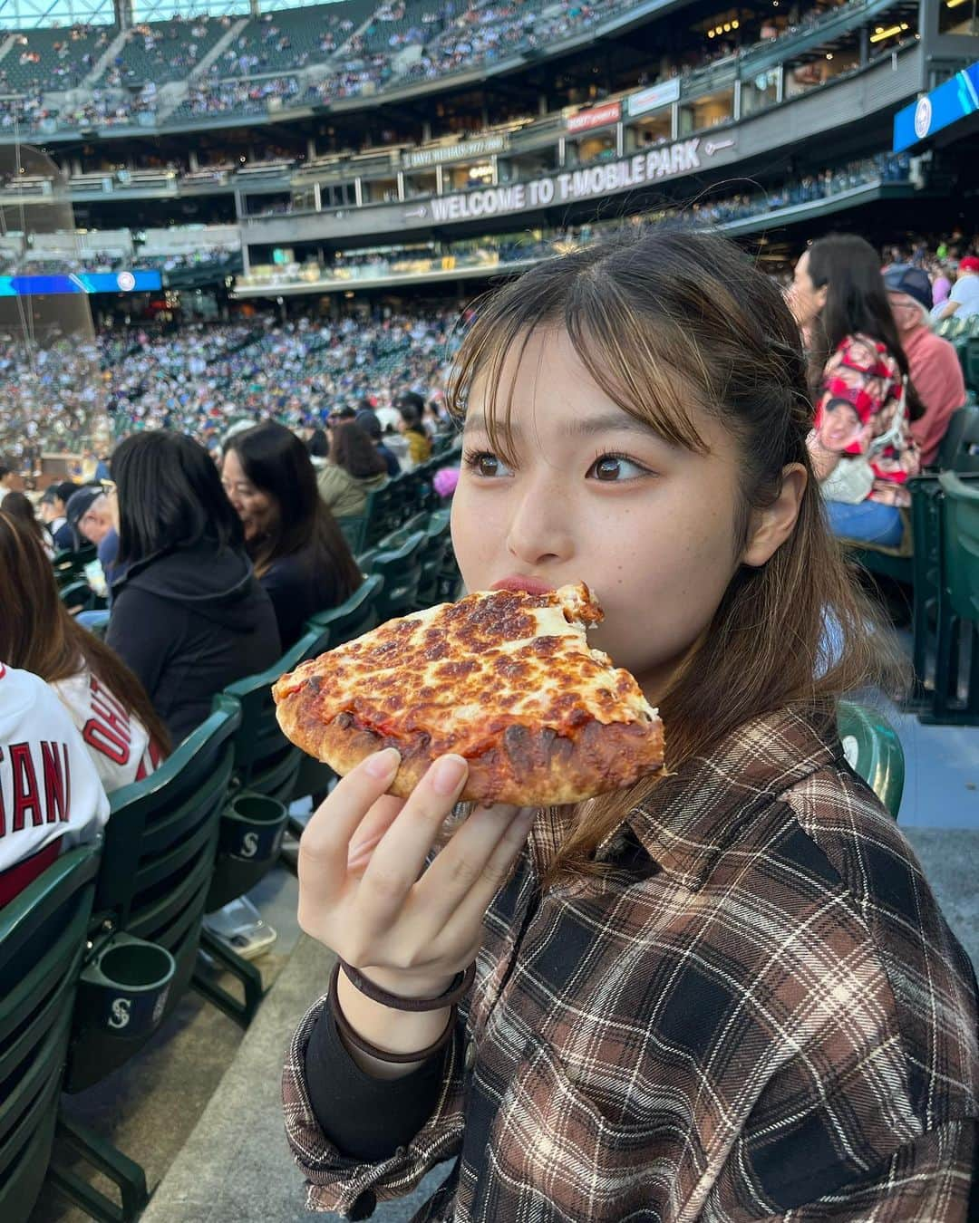 海老野心さんのインスタグラム写真 - (海老野心Instagram)「❤️Angels vs Mariners💙 初のメジャーリーグ観戦めちゃくちゃ鳥肌止まらなかった〜〜⚾️ #tmobilepark #baseball #今年もヒートテックは見せていくスタイルです」9月20日 18時59分 - heart_u29