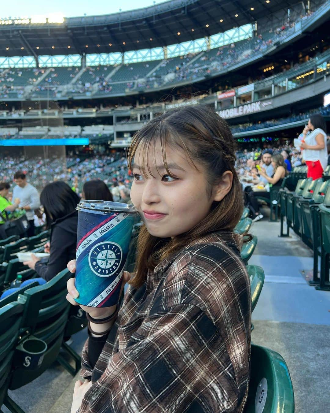 海老野心さんのインスタグラム写真 - (海老野心Instagram)「❤️Angels vs Mariners💙 初のメジャーリーグ観戦めちゃくちゃ鳥肌止まらなかった〜〜⚾️ #tmobilepark #baseball #今年もヒートテックは見せていくスタイルです」9月20日 18時59分 - heart_u29