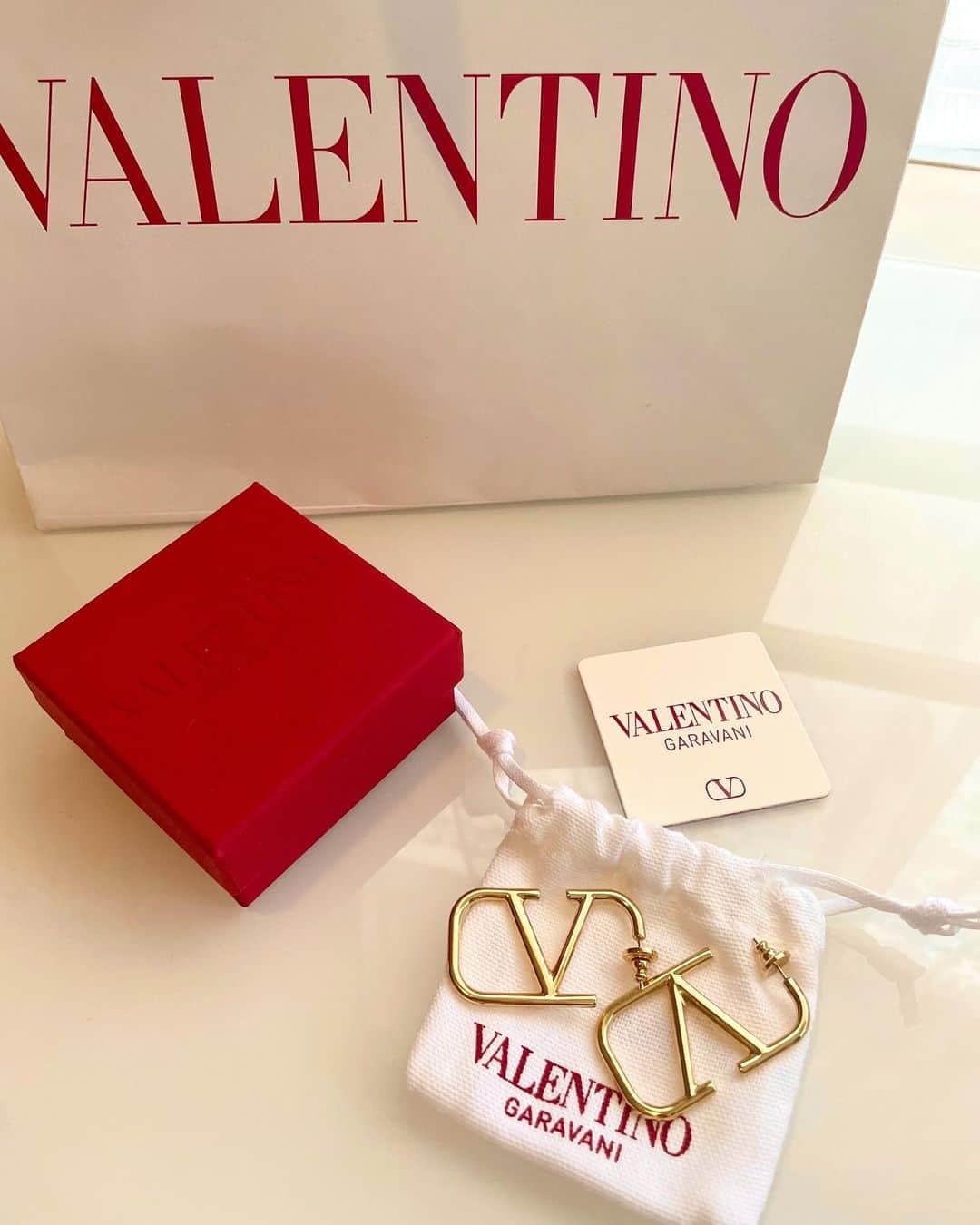 ayuuu_mamさんのインスタグラム写真 - (ayuuu_mamInstagram)「New🌹  シンプルなコーディネートのポイントに♡ @maisonvalentino   サイズは２番目に大きいサイズです✨  これからの季節、ニットやケープに合わせても華やかさ2割増し！  4枚目→👨🏾との沖縄dateにも嬉しくて装着❤️二人ともヨッパッピー🍺のお顔してるけども、記念に載せておこう🥹笑、楽しかったね💕  #maisonvalentino #valentino #ヴァレンティノ #ゴールドアクセサリー #フープピアス #お気に入りアクセ #ヴァレンティノピアス #ヴァレンティノアクセサリー #ロゴピアス #ブランドピアス #30代コーデ #30代ママコーデ #あゆまむコーデ」9月20日 18時59分 - ayuuu_mam