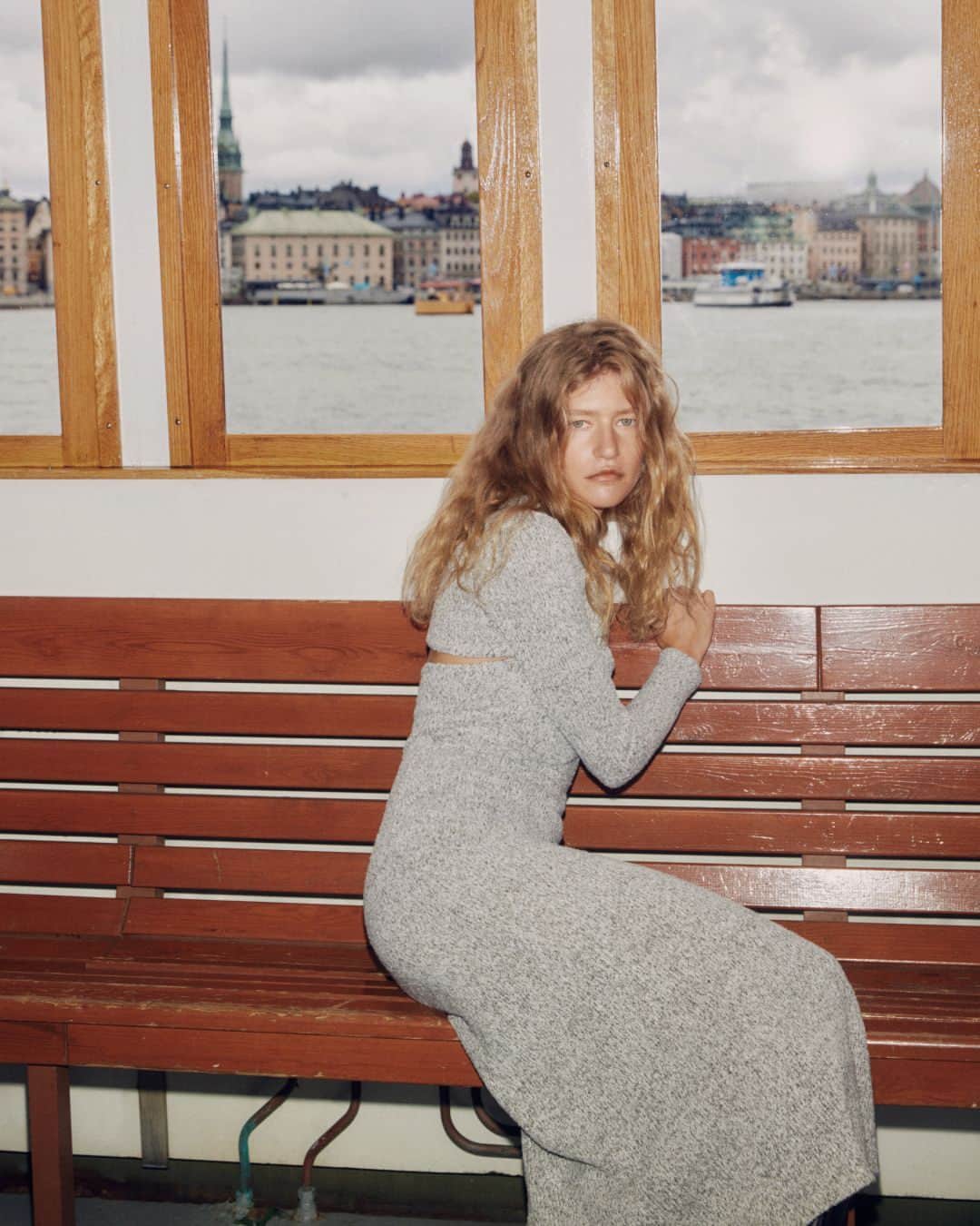 MANGOのインスタグラム：「Cold on the outside, knitwear on the inside! This autumn you can’t go wrong with a head-to-toe knitted outfit 🤍 ⁣ Dress: 57045812 ⁣ #MangoWoman」