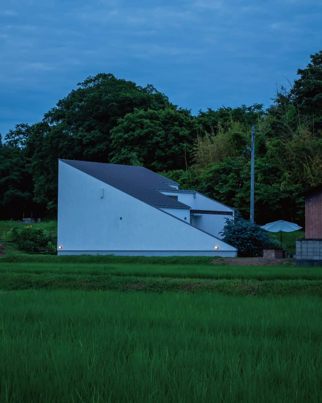 321houseさんのインスタグラム写真 - (321houseInstagram)「田園風景の中に建つ白い三角の建物。 田んぼと山の緑に囲まれ、ひときわ目を引きます。 . 人通りのある道からはほとんど壁しか見えませんが、 実は大きな窓から光と緑がたくさん取り込める 開放感のある住まいです。 . ミツイハウスの常設モデルハウス「sankaku」に似た、 こちらもまさに三角のお家。 お家に帰るのが何だかワクワクしそうです。 . HPでは入居されてすぐの頃と、7年経った状態とで お写真をご紹介させていただいています。 センスあふれるお住まいをぜひご覧になってください✨ . HPでは他にも様々な事例をご紹介しています。 ミツイハウスの施工事例、モデルハウスや イベント案内など、プロフィール画面から HPへお進みいただきチェックしてみてください🙂 . . #東広島 #広島 #モデルハウス #注文住宅 #平屋 #新築 #新築戸建て #マイホーム #家づくり #木のある暮らし #木の家 #自然素材の家 #自然素材 #シンプルな家 #自由設計 #自由な間取り #デザイン住宅 #こだわりの家 #設計士とつくる家 #家事動線  #外観 #おしゃれな外観 #白壁の家 #こだわりの外観  #中庭 #中庭のある家 #ウッドデッキ  #321ハウス #321house」9月20日 19時00分 - 321house