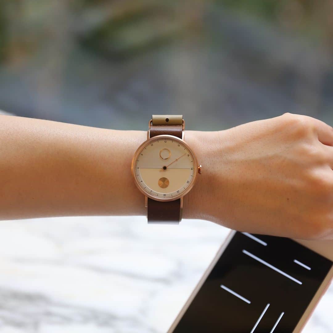 TACS Japanのインスタグラム：「『DAY&NIGHT』はスイスRONDA社製の1本針24時間表示ムーブメントを採用。  文字盤の上半分がデイ、下半分がナイトで時刻を示し、1本の針が24時間かけて1周する極めてシンプルなデザインウォッチです。  24時間表示の腕時計は、海外出張が多い方やシフト制のお仕事の方にもおすすめなモデル。ビジネスシーンでも良き相棒となってくれることでしょう。  ------------------ model:TS1602E price: ¥27,500 tax in ------------------  #tacs #tacsjapan #タックス #uniqueissimple #ライフスタイル #プロダクトデザイン  #ファッション #japanwatch #デザインウォッチ #japanesedesign #ユニセックスデザイン #イタリアンオイルドレザー #watchfan #腕時計好き #watches #watchlover #watchnerd #watchmania」