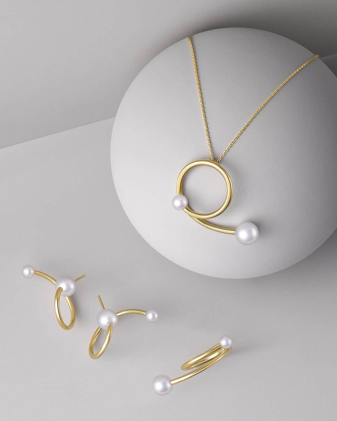 TASAKIさんのインスタグラム写真 - (TASAKIInstagram)「TASAKI’s iconic ‘balance’ collection features pearls precisely perched on a distinctive, solid bar. Your own perfect ‘balance’ lies hidden within our rich lineup: from pretty and petite adornments to exquisitely chiseled designs evoking mysterious floating sensations.  パールをクリーンなバーの上に配したTASAKIのアイコンシリーズ「balance (バランス)」。 可憐なプチサイズから不思議な浮遊感を楽しめる端正なデザインまで、豊富なラインナップから今の自分にぴったりの「balance」が見つかります。  #TASAKI #TASAKIbalance #TASAKIpearl」9月20日 19時00分 - tasaki_intl