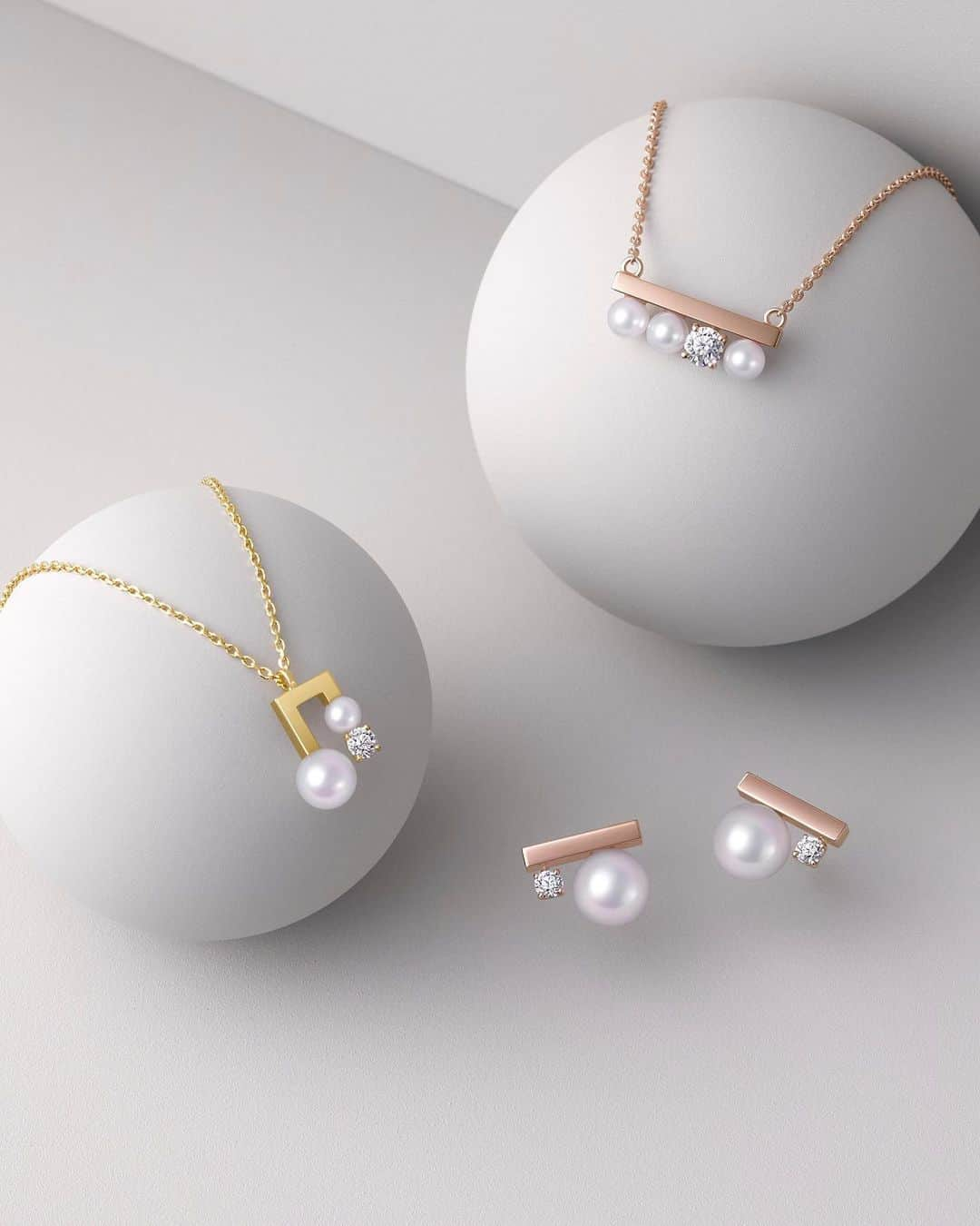 TASAKIのインスタグラム：「TASAKI’s iconic ‘balance’ collection features pearls precisely perched on a distinctive, solid bar. Your own perfect ‘balance’ lies hidden within our rich lineup: from pretty and petite adornments to exquisitely chiseled designs evoking mysterious floating sensations.  パールをクリーンなバーの上に配したTASAKIのアイコンシリーズ「balance (バランス)」。 可憐なプチサイズから不思議な浮遊感を楽しめる端正なデザインまで、豊富なラインナップから今の自分にぴったりの「balance」が見つかります。  #TASAKI #TASAKIbalance #TASAKIpearl」