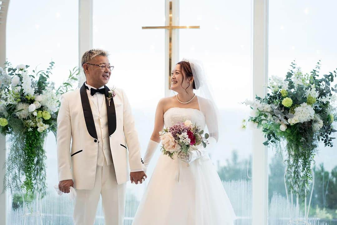 指帆亭のインスタグラム：「* 指帆亭の室内挙式🤍  雨の日だけでなく ご高齢のゲスト様が多い方や 暑い日や寒い日にも とてもおすすめです❕︎  * 1日1組限定、貸切wedding 記憶に残る1日をお過ごしください🕊️  *  指帆亭 Shihantei Pine Tree Resort （月・火曜日定休日、祝日の場合は営業） TEL:0463-43-1611 * 〒259-0123 神奈川県中郡二宮町二宮下向浜36 アクセス ・JR二宮駅より徒歩10分 ・お車でご来店の場合、無料駐車場を完備しております ナビゲーションシステムをご利用の際は、目的地に「二宮町立 二宮中学校」と設定をお願い致します。 *  #shihantei #指帆亭 #結婚 #結婚式 #二宮 #湘南 #茅ヶ崎 #平塚 #藤沢 #小田原 #大磯 #鎌倉 #二宮駅 #記念日 #貸切 #海 #海が見える #リゾート #リゾートウエディング #ガーデン #プレ花嫁 #ウェディング #ブライダルフェア #ウェディングフォト  #フォトスポット #ウエディングドレス #披露宴 #レストランウェディング#湘南ウェディング」