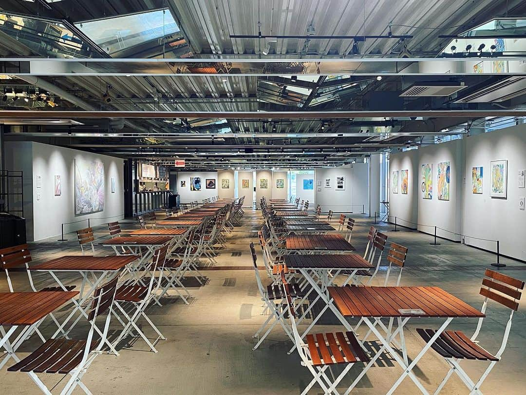 Warehouse TERRADA 寺田倉庫さんのインスタグラム写真 - (Warehouse TERRADA 寺田倉庫Instagram)「WHAT CAFE EXHIBITION vol.29  現在、東京・天王洲にあるWHAT CAFEでは、若手作家を中心に世代、活動拠点の異なる19名の作家を紹介する展覧会を開催中です。 各々の芸術実践を通して、世界との関係を考察し、作品を現実に戻すことで再び世界との関係性を結び直そうと試みる各作家たちの取り組みと作品を、是非ともこの機会にご覧ください。  タイトル：WHAT CAFE EXHIBITION vol.29 展示期間：2023年9月17日（日）～ 10月1日（日） 出展アーティスト（敬称略・五十音順）：AKITO NARA、芦川瑞季、上原一真、大沼寛明、奥村彰一、キョウダカンジ、栗原莞爾、國分莉佐子、小林由、斉木駿介、佐々木怜央、郷祥、高野萌美、德田竜司、ナカバヤシアリサ、藤森詔子、松尾孝之、LILY NIGHT、U-ku 営業時間：11：00 ～ 18：00（最終日は17：00閉館） 入場料：無料 企画協力：WHYNOT.TOKYO  詳細はこちら https://cafe.warehouseofart.org/exhibition/what-cafe-exhibition-vol-29/ @whatcafe_terrada   #WarehouseTERRADA #寺田倉庫  #WHATCAFE #ワットカフェ #天王洲 #天王洲アイル #キャナルイースト #アート #現代アート #アートシティ #アートギャラリーカフェ #Tennoz #Art #artcafe #artgallery #contemporaryart #artcity」9月20日 19時01分 - warehouse_terrada