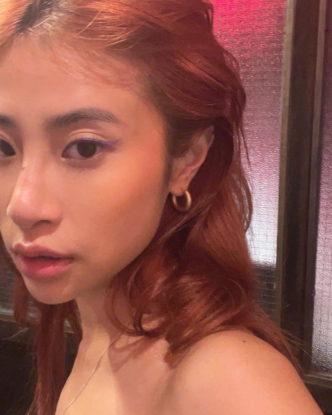 Juriのインスタグラム：「理想が叶ったピアスが発売されます❣️ワンタッチで合わせやすく旅で大活躍しました。 海で使っても色落ちは大丈夫でした もちろん金属アレルギー対応  今夜20:00-  #juemi」