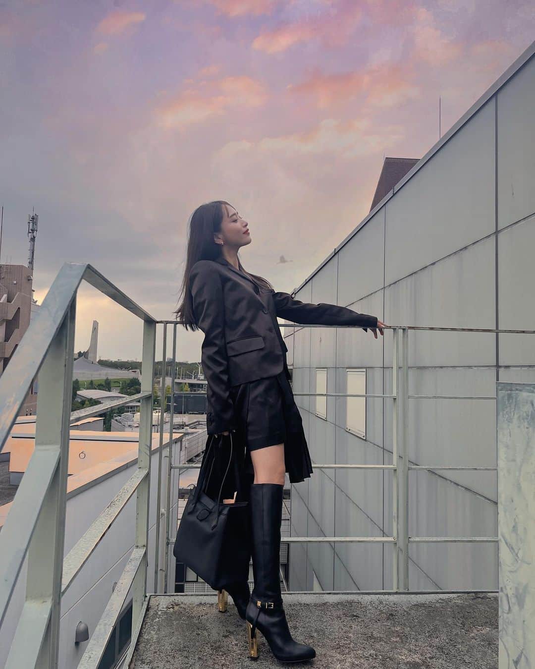 近藤千尋のインスタグラム：「@fendi  #fendi 🌇🤍  全身FENDIさんで撮影📷🩷  2024ミラノ春夏コレクション アーカイブから見れます🤍  カラフルなルックが春夏らしくて素敵でした😍✨  #fendiSS24   お昼はまだ暑いけど 朝とか夜になると秋を感じるね〜☺️🍂  明日も素敵な1日にしようね💕」