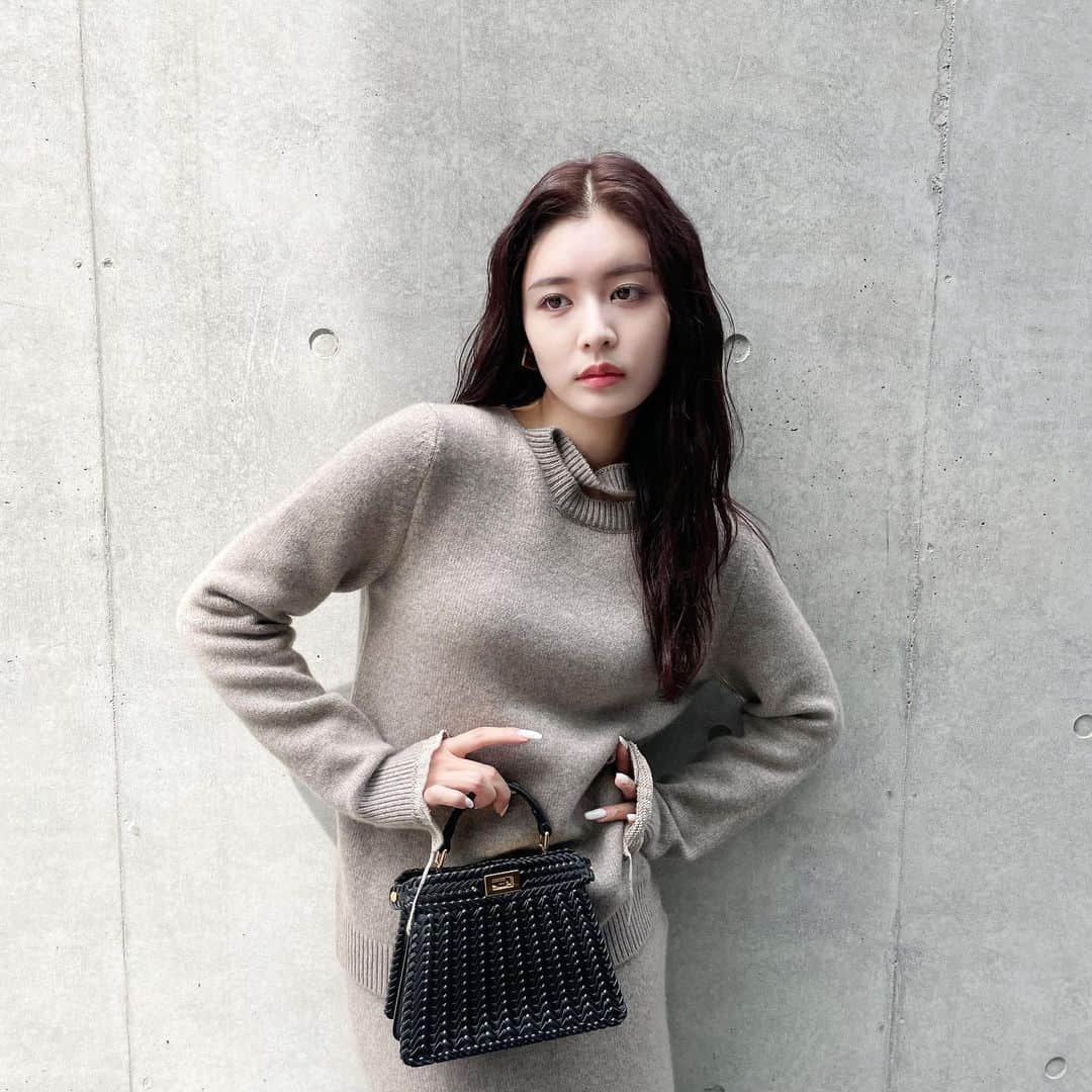 のインスタグラム：「⠀ #FendiSS24  イタリアのコレクションだともうSSなんだって🥺✨  すごいよね!!!はやいなぁ~🧐✨  ベージュのセットアップに小物はブラックでまとめるシンプルさ めっちゃタイプ過ぎました💕💕  Fendi Show 2023.9.20 21:00〜 fendi.comでライブ配信されるみたいです🥰 楽しみだね♪  #PR#fendi」