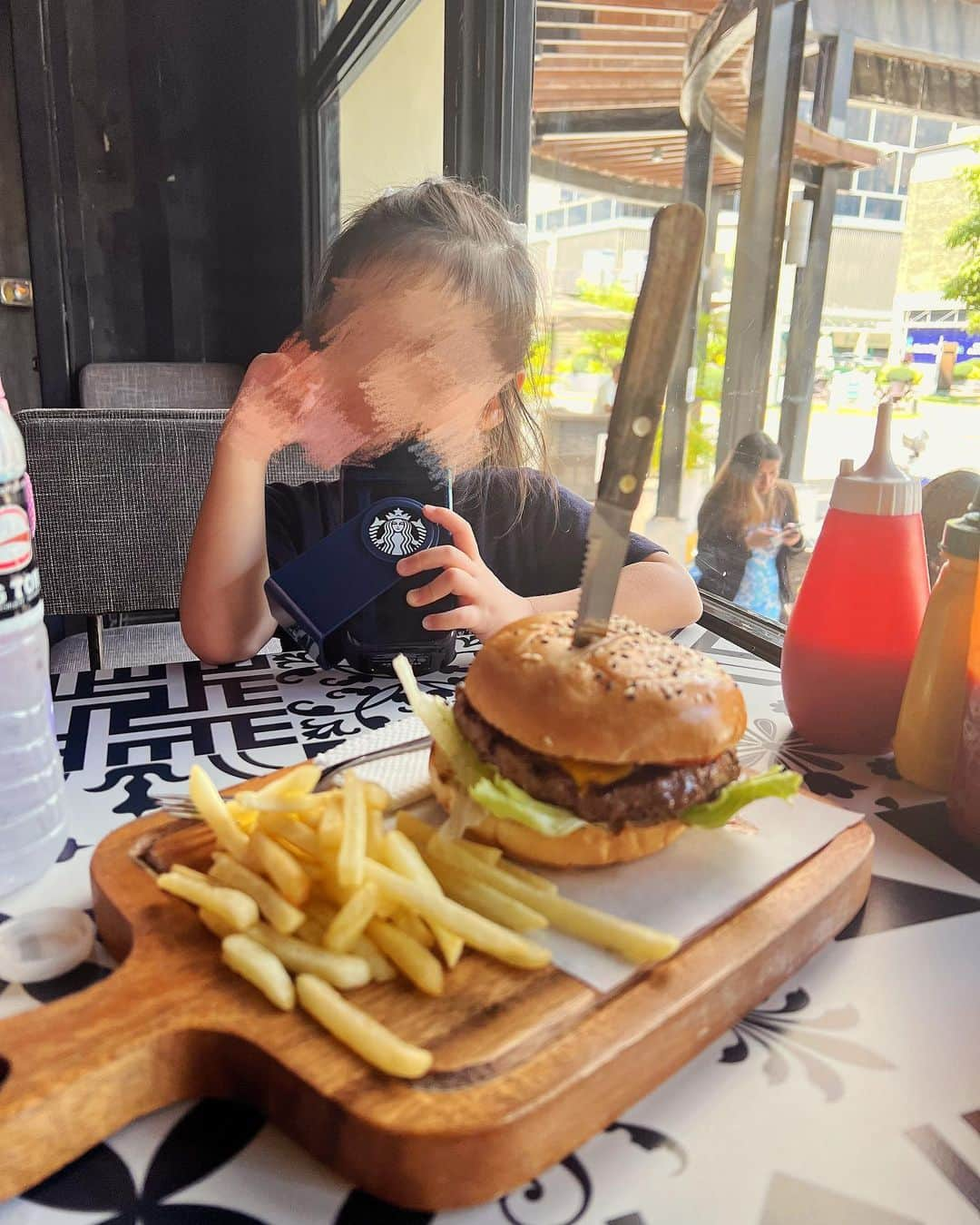 石井あみさんのインスタグラム写真 - (石井あみInstagram)「🍔 無性に食べたくなってBIGTOMへ スクール終わりの次女と。 お客さん入ってるし、と思って入ったら 全員座ってる店員だった。(セブあるある)  久しぶりに美味しいハンバーガー 食べた気がする。 チーズバーガー、ジューシーで 軽くて、ペロリでした🔪 なんだ〜美味しいハンバーガー 普通にあるじゃないの〜。  セブ島のスーパーの牛肉は美味しくなくて 自炊だとお肉は豚や鶏が多めになる。  あとこっちのマヨネーズも苦手で(なんか甘いやつ) ハンバーガーやサンドイッチを 頼んで失敗したー！ってなる事も… 見極めムズい。 日々トライアンドエラー。  #セブ島#セブ島移住#セブ島留学#親子留学#海外留学#海外移住#海外子育て#フィリピン#cebuamiグルメ」9月20日 19時14分 - ami_cebuyolo