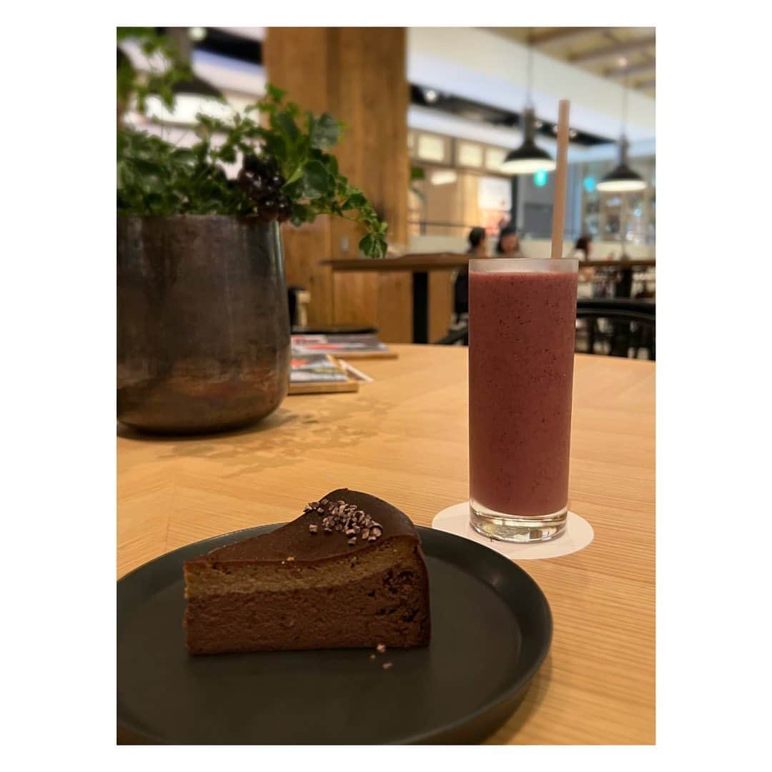 大竹ひとみさんのインスタグラム写真 - (大竹ひとみInstagram)「🍰🍴 . .  最近、ちゃんと食欲の秋をしているInstagramになってきました。笑  こちらはCosme Kitchen Adaptation(@cosmekitchen_adaptation )さん🫶🏻  濃厚なチョココーヒー味のチーズケーキと、スーパーフードが入ったベリースムージーを注文！  よきカフェ活でした😌  . . . #cosmekitchenadaptation  #渋谷カフェ #渋谷ヒカリエ  #カフェ巡り  #ヴィーガンカフェ  #coffeetime #cafestagram  #foodstagram  #instadaily  #private  #followｍe #☕️」9月20日 19時14分 - iamhitomi_48