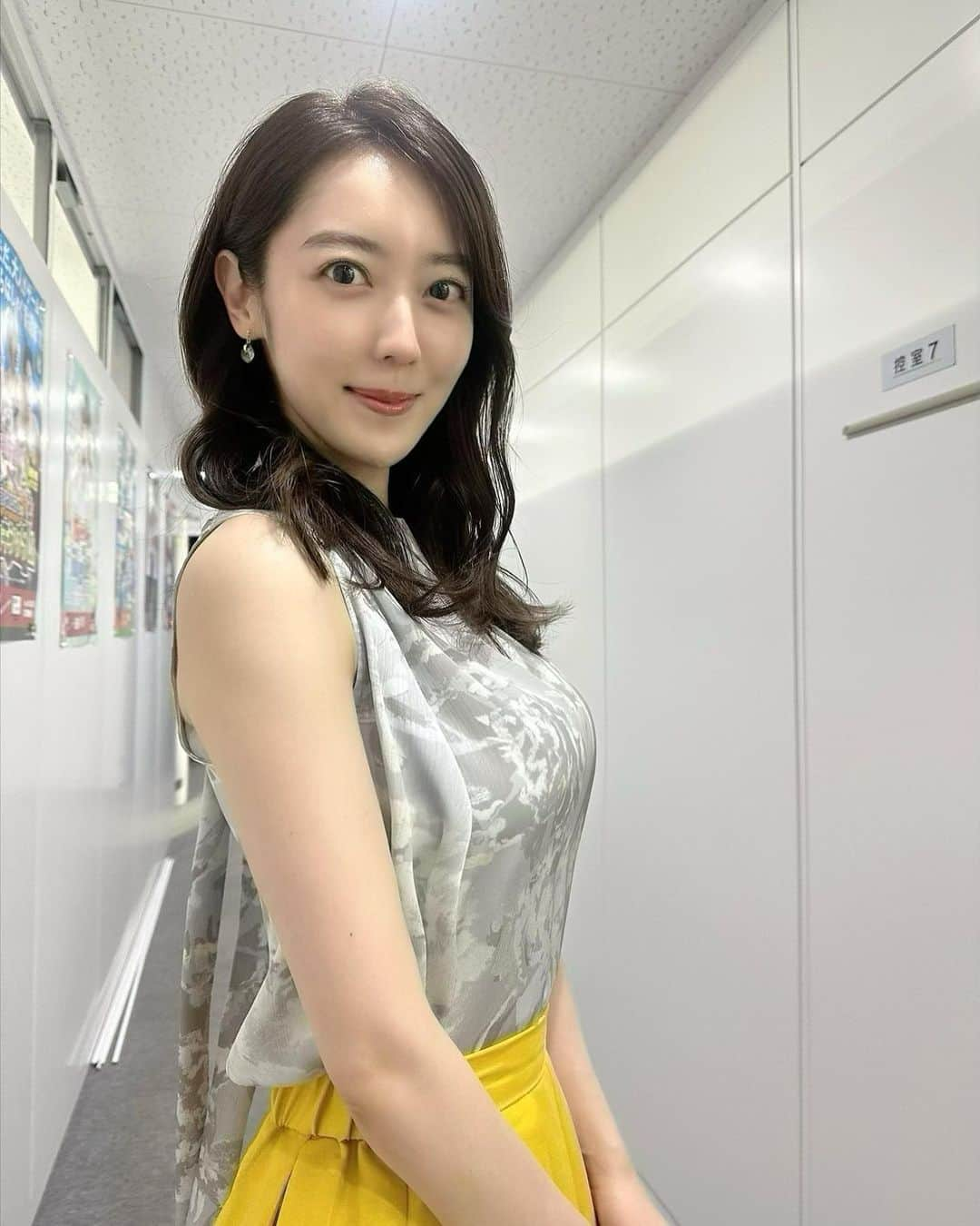 上野愛奈さんのインスタグラム写真 - (上野愛奈Instagram)「． 鮮やかな黄色のスカートが映える衣装でした🌙 トップスも背中がリボンになっていて素敵🕊️  各地で急な雨で、夕方、都内でも降ったようですが、大丈夫でしたか？☔️🫥  #トップス @rienda_official  #スカート @elfrank.official   #イヤリング #AMA」9月20日 19時08分 - ueno_aina_816