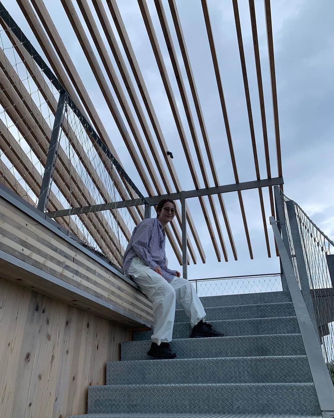 のインスタグラム：「. ✉️頂いてた、鳥取旅服たちを。  スポットに合わせてお洋服を組んでましたが 今回の大優勝はやっぱりナイロンパンツ！  裾アジャスターで絞れてしっかり撥水なので アクティビティも、海辺走る時も、雨降った時も 安心だったし暑かったらzipあけて涼めたし😮‍💨  真冬以外は年中着れるタイムレスなプロダクト。 スタッフさんにも褒めてもらえました嬉🫶  🏷️1日目 SHIRT @spickandspan_jp  PANTS @1f_clothing  SHOES @newbalance  EYEWEAR @bj_classic_collection × me  🏷️2日目 TOPS @reverberate_official  OVERALL @hey_lifestore  BAG @jilsander  SHOES @newbalance   移動BAGもheyでした🥟  #ik_code#1fclothing」