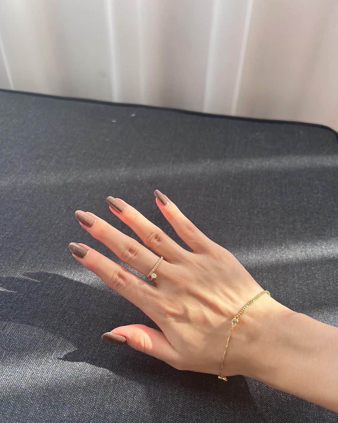 新野尾七奈さんのインスタグラム写真 - (新野尾七奈Instagram)「以前投稿していた匿名宝飾店は４℃のイベントでした💍 私が選んだアクセサリーは細めで所々キラキラしているもの、この２つを着けるだけで自信が漲る♡ 初の匿名宝飾店という体験をしてみて ジュエリーと作り手の方々と向き合えた気がしました！ 改めて行って良かった〜、、🤍  #匿名宝飾店 by４℃ #ヨンドシー #PR」9月20日 19時09分 - nanagirl7