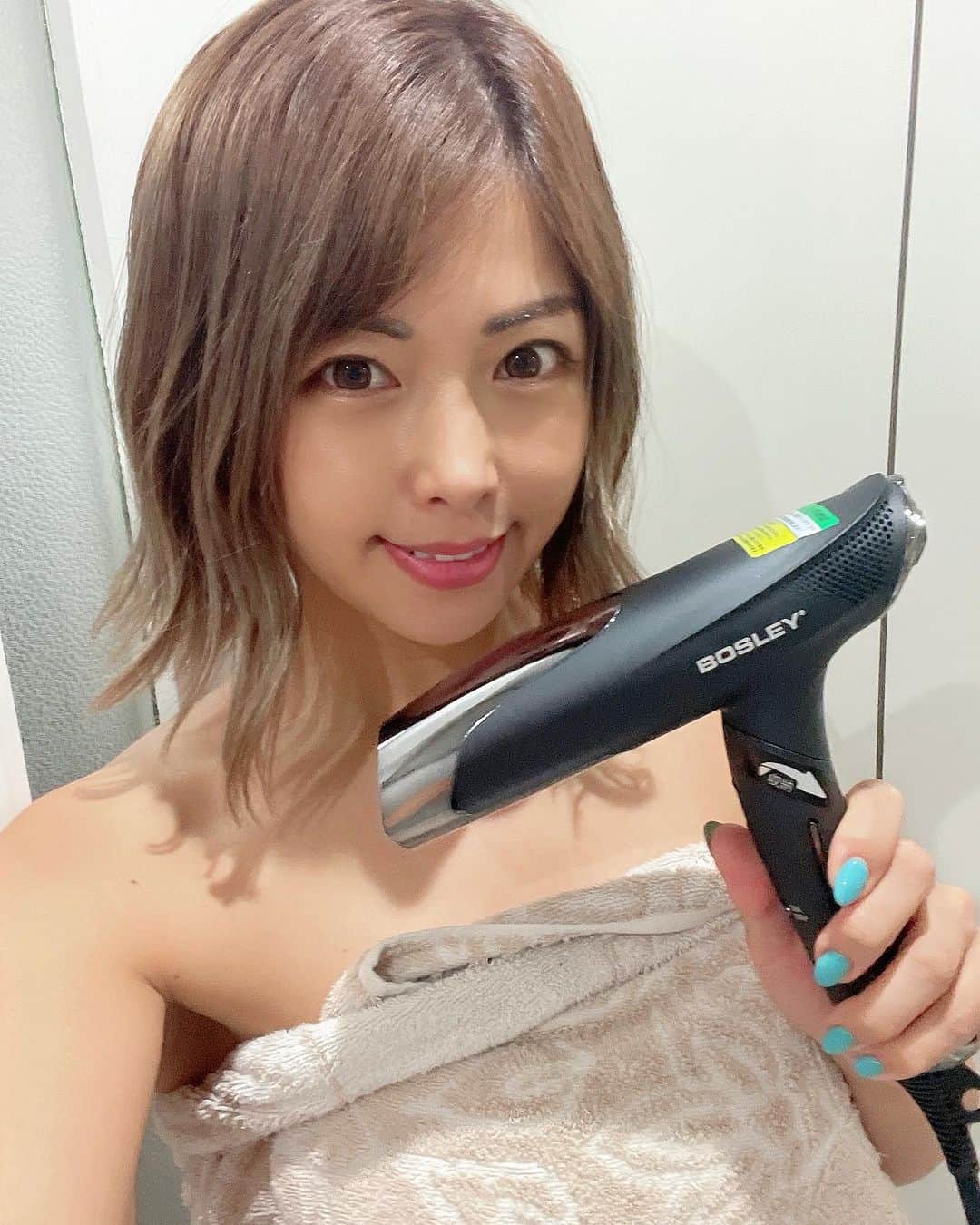 のインスタグラム：「ドライヤーがちょうど壊れてしまったので、 アデランスから販売されたBOSLEY JET/EX (ボズレー ジェット/イーエックス）を使ってみました‼️‼️  最近髪を短くして乾かす時間が少し短縮なったけど、 このドライヤーを使ったらさらに5分も早く乾かせた🥺 朝の5分は大きい。 これで電車が乗れるか乗れないか変わってくるw  しかも軽くて持ち運びが便利すぎる🥺✨ これならジムにもマイドライヤー持っていける🥺  お子さんがいるママや、朝バタバタしててドライヤーの時間をとにかく短縮したい方、 持ち運びに便利ないいドライヤーをお探しの方におすすめです✨  ９月３０日まで限定販売中！！ クローズド販売サイトから買えるよ☀️ http://bosleyonline.jp/  ストーリーにも載せたので、 ストーリーに貼ったURLからもサイトに飛べます🍒  #PR #ドライヤー #ドライヤー時間短縮  #アデランス  #お風呂上がり」