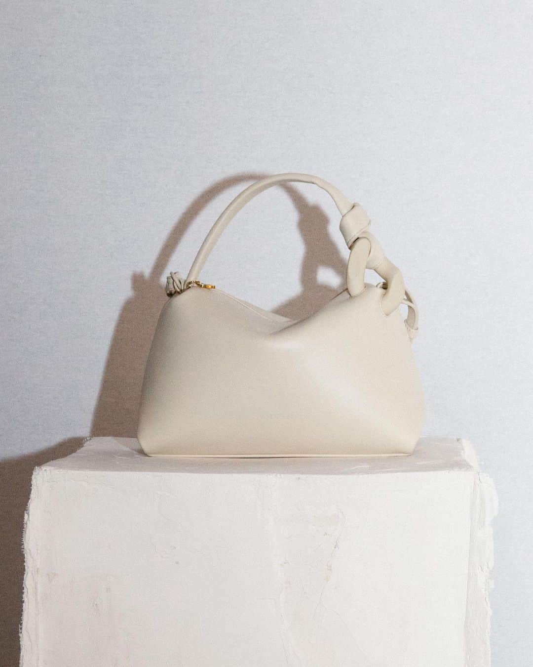 JWアンダーソンさんのインスタグラム写真 - (JWアンダーソンInstagram)「WOMEN’S SS24 SHOW The Corner Bag  A soft trapeze form with rounded edges, the Corner Bag features a unique pinch detail using our distinctive chain link.」9月20日 19時15分 - jw_anderson
