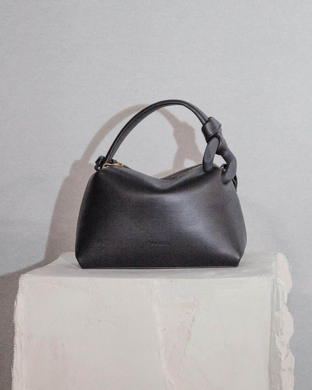 JWアンダーソンさんのインスタグラム写真 - (JWアンダーソンInstagram)「WOMEN’S SS24 SHOW The Corner Bag  A soft trapeze form with rounded edges, the Corner Bag features a unique pinch detail using our distinctive chain link.」9月20日 19時15分 - jw_anderson