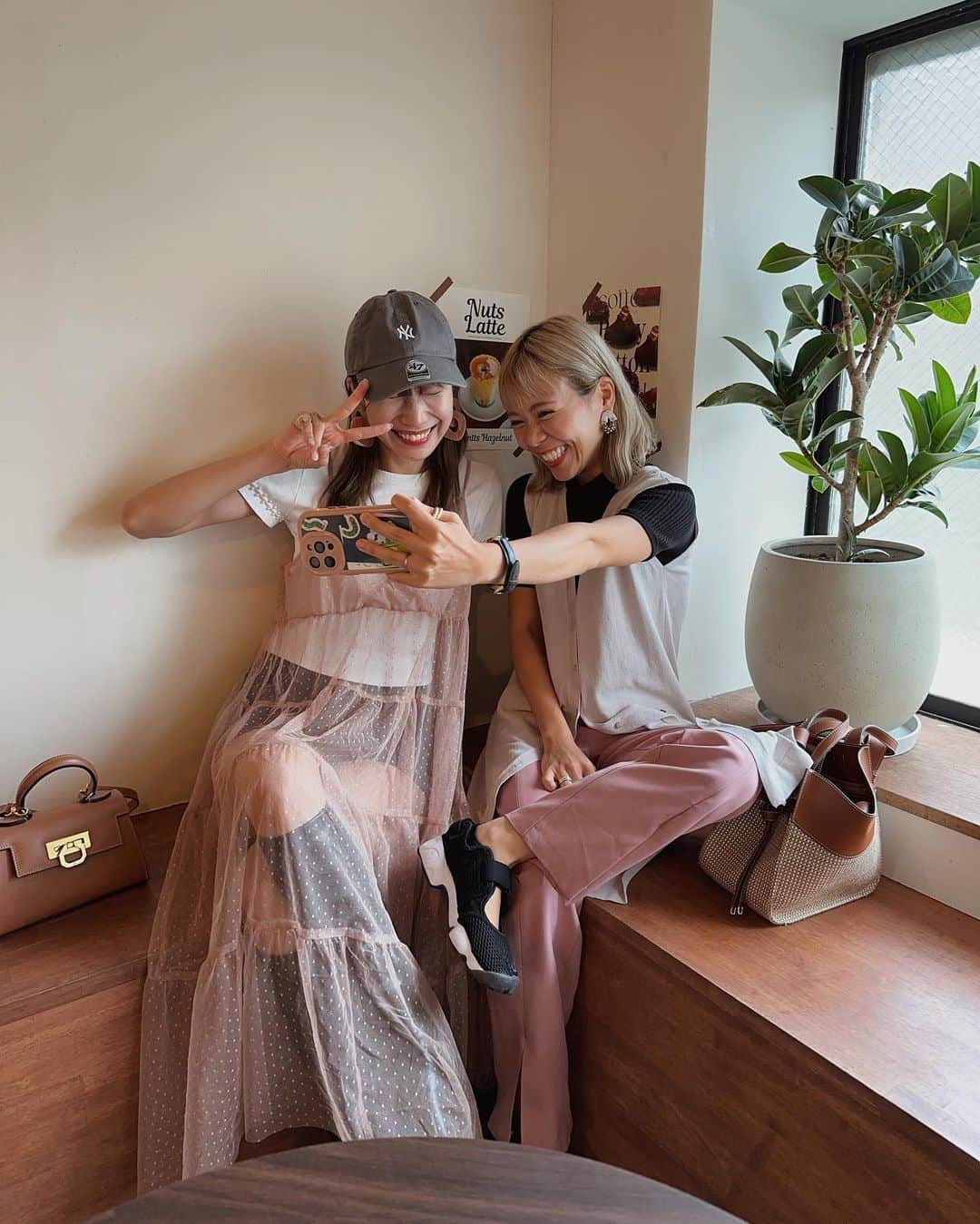 のインスタグラム：「_ 2週連続りな🔥🔥 なんなら今日も会ってたし 来週も会う✌🏽✌🏽  この日は朝かは呑んで 子無しでゆっくり一日喋り倒して 楽しかった日です🍎  が、びっくりするぐらいの大雨で びっしょびしょになった日でもあります☔️ (スーパーでバスタオル買うりな)  濡れても🚕乗ってちゃんと 行きたいお店行くあたりさすがよな🤣🤣  最後の写真は朝活した時の🥞  らぶやなぁ〜〜  #りなカゲあやチュウ」