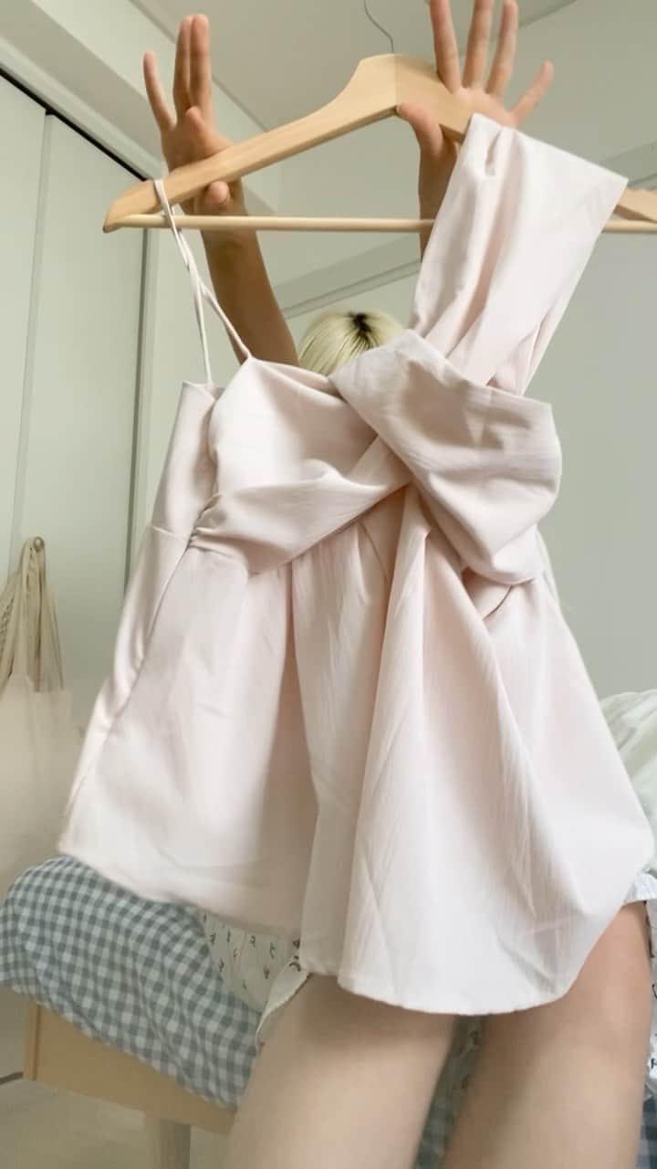 川端結愛のインスタグラム：「TODAY MY LOOK🌼💕🪸🎀🍀  だいすきな方々に会える日だったので、 嬉しさがお洋服に滲み出てるDAY☺︎  着たいコーデがぶわっと出てくる瞬間がだいすきです♡  #ootd #grwm #look #fashion #fyp #coodinate」
