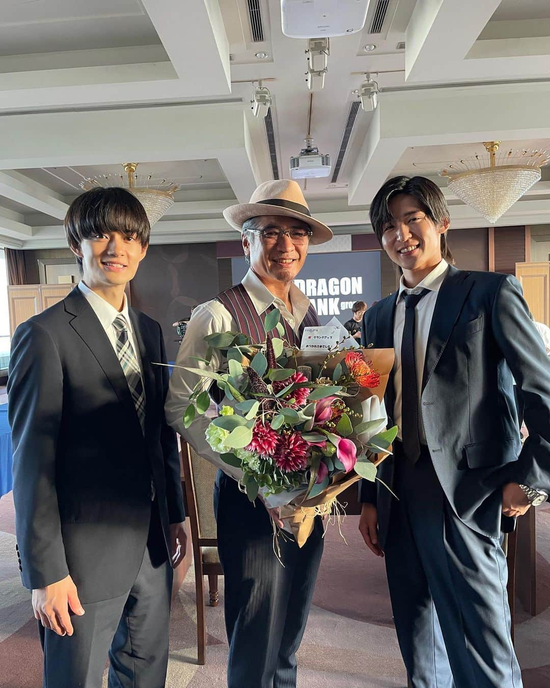 トリリオンゲームのインスタグラム：「.  【💐】  💸祁答院一輝役 #吉川晃司 さんのオールアップ!!  祁答院の存在感、圧倒的でした…！ おちゃめな一面で現場を明るくして下さいました🕺  お疲れ様でした👏🏻  #トリリオンゲーム💸 #TVer では1週間見逃し配信中 全話配信は #UNEXTParaviコーナー #Netflix で🙌🏻」