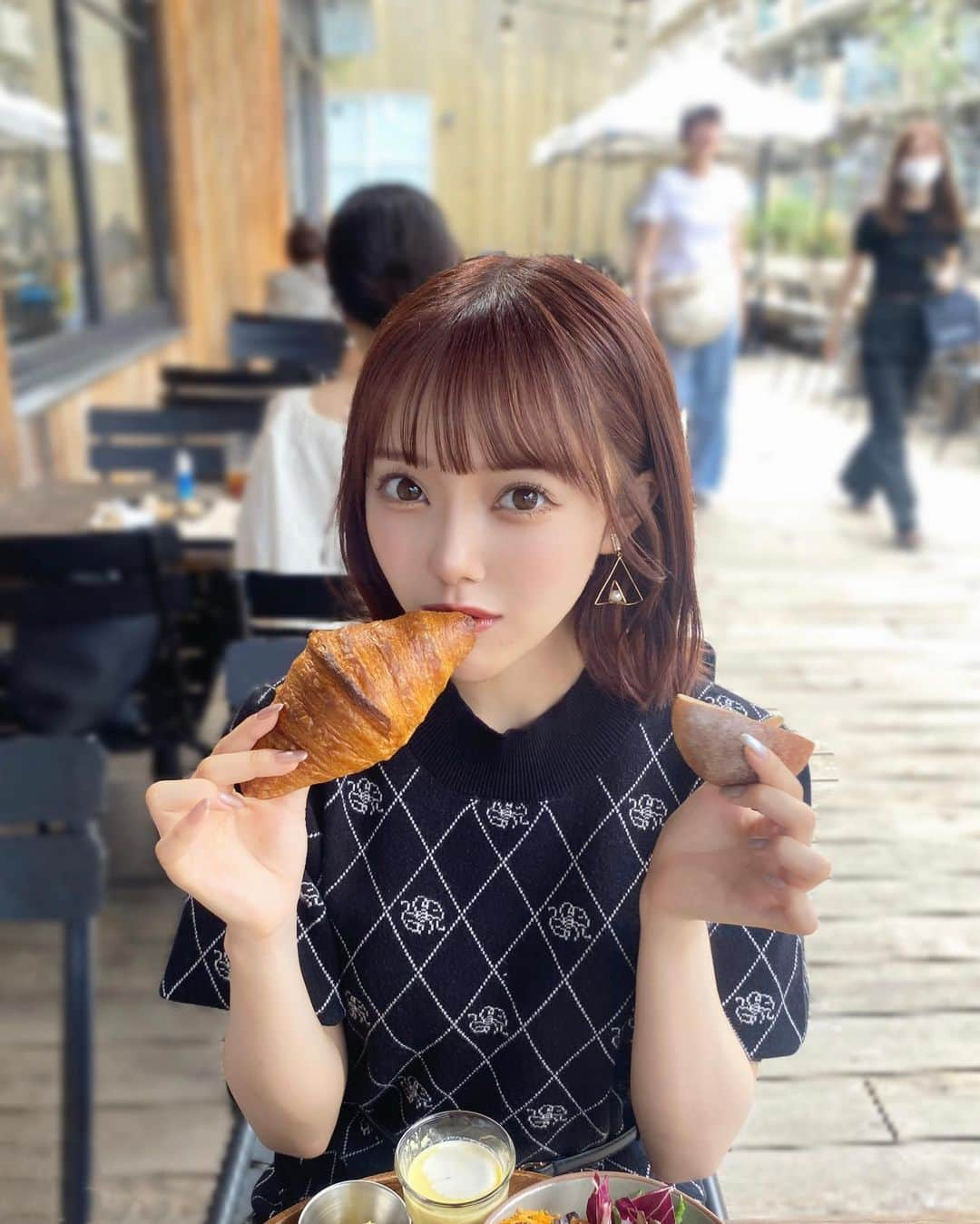 落合希来里さんのインスタグラム写真 - (落合希来里Instagram)「#きらべーかりん 活動報告🍞  ⚐ #gardenhousecrafts   ここに置いてあるパンの魅力が 詰まった盛り合わせを食べたよ〜🥐 すごい量…！に見えるけどペロリだった！  盛り合わせの中で1番好きだったのはオリーブフロマージュ！パン好きの友達と一緒に行ったんだけど同率1位だった🫒✌🏻塩味が効いたパンはうまい……  ここで有名な 塩バターメロンパン！個人的に惹かれたエスカルゴバターフランス はお土産に!!  塩バターメロンパンは ななんと賞味期限1時間！！！ この日はお持ち帰りしちゃったから リベイクして食べたんだけど 惜しみないバターと程よい塩の バランスがほんとに美味しくて クッキー部分がほろっほろだった🤤  買ってすぐはもっと断面もふわふわなんだよおお😭今度はすぐに食べたい…！1時間以内に……！！  久しぶりにパン活できて幸せチャージできたああ🥹🙏🏻✨️  #パンスタグラム #パン活」9月20日 19時17分 - _ochiaikirari_