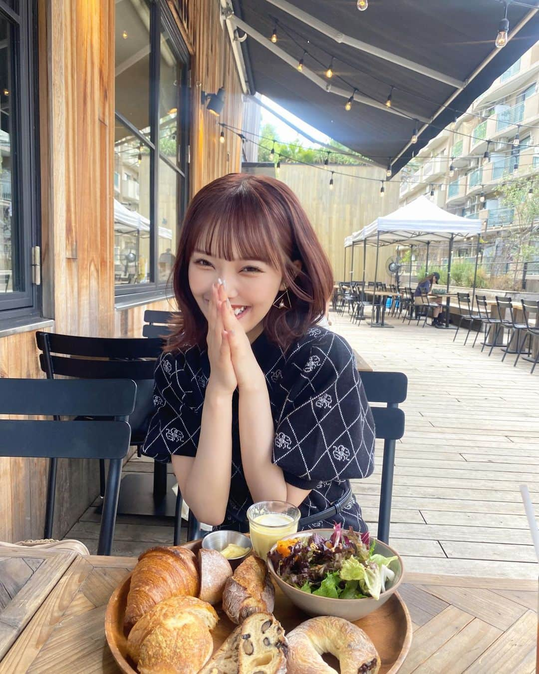 落合希来里さんのインスタグラム写真 - (落合希来里Instagram)「#きらべーかりん 活動報告🍞  ⚐ #gardenhousecrafts   ここに置いてあるパンの魅力が 詰まった盛り合わせを食べたよ〜🥐 すごい量…！に見えるけどペロリだった！  盛り合わせの中で1番好きだったのはオリーブフロマージュ！パン好きの友達と一緒に行ったんだけど同率1位だった🫒✌🏻塩味が効いたパンはうまい……  ここで有名な 塩バターメロンパン！個人的に惹かれたエスカルゴバターフランス はお土産に!!  塩バターメロンパンは ななんと賞味期限1時間！！！ この日はお持ち帰りしちゃったから リベイクして食べたんだけど 惜しみないバターと程よい塩の バランスがほんとに美味しくて クッキー部分がほろっほろだった🤤  買ってすぐはもっと断面もふわふわなんだよおお😭今度はすぐに食べたい…！1時間以内に……！！  久しぶりにパン活できて幸せチャージできたああ🥹🙏🏻✨️  #パンスタグラム #パン活」9月20日 19時17分 - _ochiaikirari_