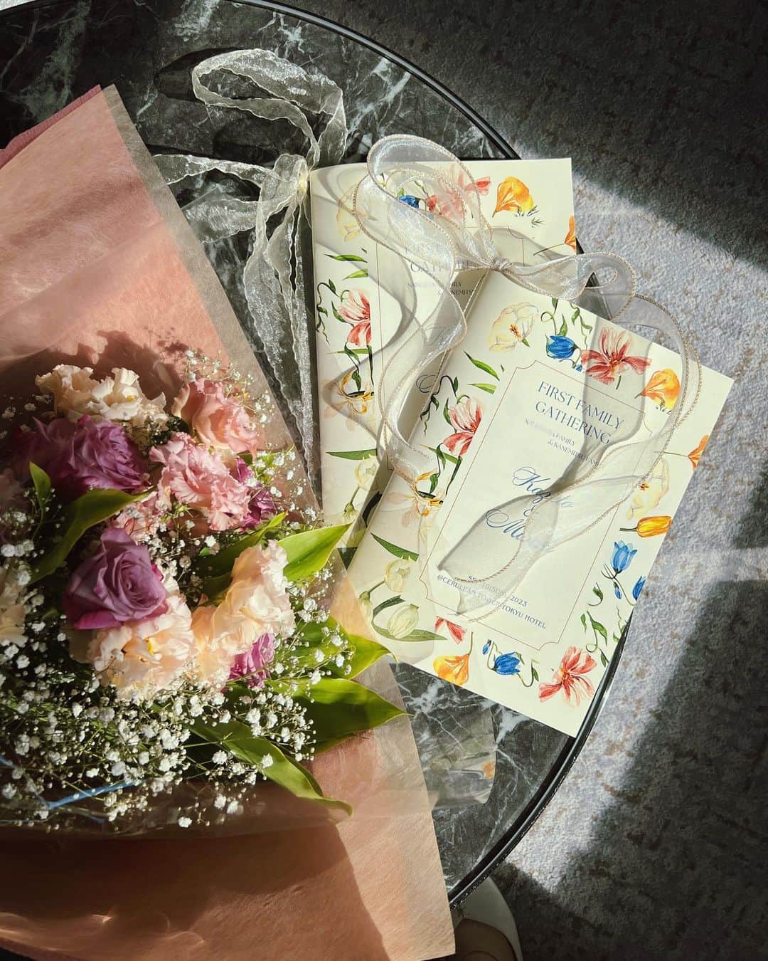金光みり愛のインスタグラム：「. 両家の顔合わせのために作ったしおり📖🌸 家族構成、プロフィール、今までの思い出、生い立ちなどなど、たくさん詰め込んで作りました🫶🏻📸🎞  グラフィックは自分でデザインして作ったけど やっぱりこういうの作るの超楽しい🥰💻💕  そして仕上げにリボン結んだら とっても可愛くなった〜🪡✨💕」