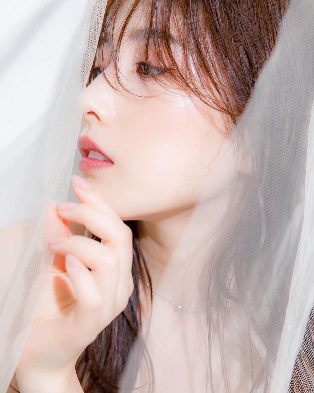 濱田あおいのインスタグラム：「. . 夏になったら載せようと思って 気づいたら秋を感じるように なってしまっていた写真📷✨  @shumpeidanno さんの 写真ほんっとに盛れている🥹 まだ一切載せてない前撮りの 写真たち早く載せたい🥹❤️  そして @sachiko01270727 ヘアも 神がかっています🪽」