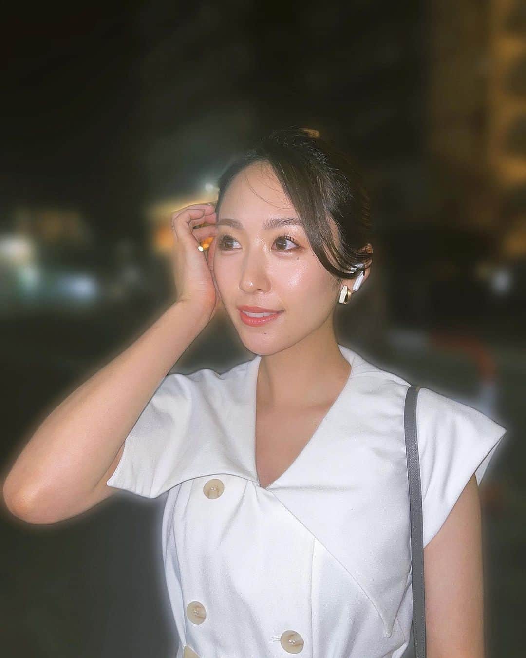 三輪晴香のインスタグラム：「. . もうそろそろ涼しくなるかなぁ 今年の夏はいろんな思い出が詰まった夏になりました 肌の色が物語ってる？笑  最近愛用してるお誕生日フレグランス ローズマリー×カモミールの匂いで どっちも好きだから嬉しい💐 プレゼントにもぴったり♡  #pr #夏コーデ #フィルムカメラ #フィルム写真 #バースデーフレグランス #サンロクロク」