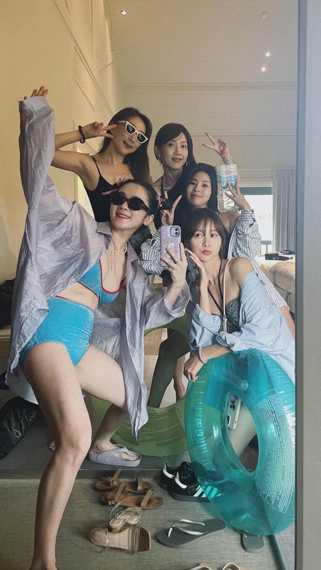 吳斐莉のインスタグラム：「一群人可以一起做的，就是拍發瘋影片🤩 在我沒說OK之前通通不準喊累😆💦  #哈哈哈哈是朵好笑」