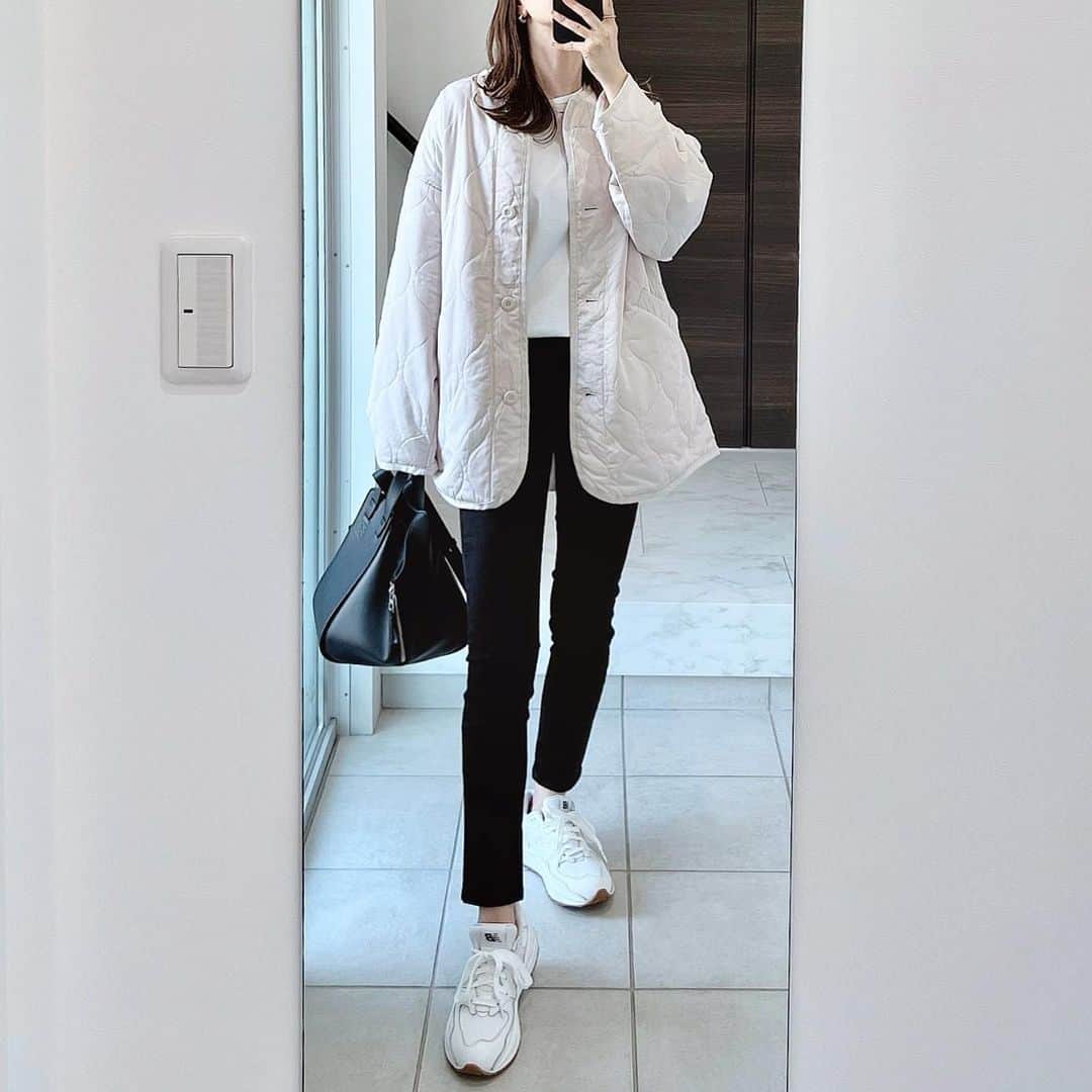 のインスタグラム：「* 久々にUNIQLOスキニー♥︎ 涼しくなってきたらスキニー履きたくなるのと たまに履いて脚が太っていないか確認の意味も込めて😂  ジャケットは、まだ少し早いけど 波型のステッチもカジュアルになりすぎず 上品でいい感じ😚 ノーカラーで首元もスッキリ着られるし、 オーバーサイズなので 厚手のニットもごわつかなそうだし、 着心地はも軽いので、 子どもとのお出かけやラフに過ごしたい時にも 重宝しそうです😍  タイムセール実施中なので ストーリーにリンク貼っておきます❤️ * やっと今日から次男も学校へ🧒🏻✨ 運動会でも次男のクラスだけで10人以上、 今日も10人以上休んでたらしく完全に蔓延🥺 早くみんな揃うといいなー😣 久々の学校、楽しかったらしく テンションおかしくてなんか、うるさいけど…😂 とりあえず元気になってよかった🥺  長男はマスクしっかりできないし、 罹患しても隔離難しいから、 色々気をつけないとなー😮‍💨 * outer #andme @andme_official tops #DeuxiemeClasse denim #UNIQLO sneaker #newbalance bag #loewe * #アンドミー #アンドミーコーデ #アンドミースタイル #アラフォーコーデ#カジュアルコーデ#シンプルコーデ##男の子ママ#ママコーデ#ootd#style#outfit#coordinate#simple#fashion#instafashion」