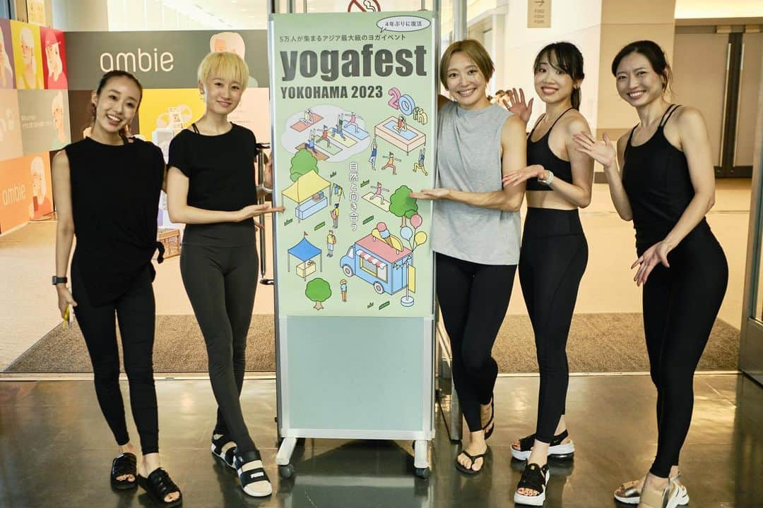 宮城由香さんのインスタグラム写真 - (宮城由香Instagram)「.    2023.9.18(mon) YOGA FEST 2023 @yogafestjp 登壇させていただきました！ ⁡ ⁡ とにかく楽しい1日はあっという間！！ Challenge Power Yoga というクラスタイトルに集まってくださった皆様は本当にエネルギーまみれ！！ ガンガン攻めるかと思いきや 初めましての方もいましたし サブタイトル〜身体の感覚をつなぐ〜をしっかり伝えさせていただきました😊 ⁡ クラスによく出てくる・慣れているアーサナに対して、骨への意識を変えると感覚が変わるよー！ ⁡ その感覚をアーサナのキープはもちろん、アーサナとアーサナの移行部分も意識するともっと変化が起きるよー！ ⁡ って伝えさせていただきました💪🏻✨ ⁡ ⁡ みなさんしっかり意識していただけたので、うぉーーって呻き声も聞こえましたが、 ものすごいアーサナやきっついポーズをとっているのではなく いつものアーサナの感覚を繋げただけ♡ ⁡ ⁡ そんな風に身体を繋げるアーサナもいいし フローに気持ちよく動くのも良いし ゆったりリラックスするのも良いし。 ⁡ 好きな時に 好きなように ヨガをしてね ⁡ ってことを伝えさせていただきました🙌🏻✨ ⁡ ⁡ ご参加いただきました皆様！ たくさんの笑顔と歓声を（心も筋肉も） ありがとうございました💪🏻💕 ⁡ また一緒にヨガをしましょう🎵 ⁡ ⁡ そして、今回 チケット取れなかったんです…🥲とたくさんの方に声をかけていただけで、写真を撮ったりお喋りしたり😌 お声がけいただきありがとうございました😊 ⁡ また何かイベントでもレギュラークラスでもお会いできたら嬉しいです🤗 ⁡ ⁡ そして今回、私のクラスにはとってもとっても心強いアシスタントの先生が入ってくれました✨ @studiogod 先生で 高橋エマ先生 @ema_takahashi_  YUMA先生 @yumayoga07  石上優先生 @yu__ishigami  長嶋泉先生 @izumi.yogawork  それぞれ忙しい中、この日を一緒に盛り上げてくれて、準備から当日までずっとサポートしてくれました✨ ⁡ 安心して安全に、みなさんと楽しめたのはサポートしてくれた4人のおかげです🙌🏻 ありがとうございました❤️ ⁡ studio GODをつくって4年半。 2店舗目を作ったばかりでドキドキしましたが。studio GODの先生達と皆様との空間を共に作り上げることができて、とっても嬉しいです✨ ⁡ ⁡ 今回、クラスをするにあたり企業様にもご協力していただきました！ 私・優先生・泉先生がアーサナをとる際に使用していたマットは、私がアンバサダーをさせていただいています @manduka_japan さんのブラックマットです！ 抜群の安定感！さすがでした🙌🏻 ありがとうございました🙏🏻 ⁡ ⁡ そして、 私のウェアーはアンバサダーをさせていただいております @to_unitedarrows_official のウェアーを着用✨  新作続々でとてもスタイリッシュなウェアーや日常着がたくさんあります！ さすがのUNITED ARROWSです！ 私も私服からウェアーまでよく着用しています😍 ありがとうございました🙏🏻 ⁡ ⁡ そしてそして、 アシスタントを務めてくれたエマ先生・YUMA先生・優先生・泉先生の着用していたウェアーは @rhythmandbalance_official さんです！色んなコーデが出来て可愛い😍  ありがとうございます！ たまたまみんなリズバラさん私服コーデ❤️（写真10枚目） studio GOD代々木上原には今週RHYTHM&BALANCEさんの新作マットが入りますので、そちらもぜひみなさんに使用していただきたい😊 ⁡ ⁡ ヨガフェスタ運営スタッフの皆様も、準備から当日のクラスまでたくさんのサポートありがとうございました😊✨ ⁡ ⁡ たくさんの方々の支えがあって ヨガフェスタ登壇を無事に終えました。 （写真を撮ってくれたシローもありがとう🙏🏻） ⁡ ヨガフェスタ20周年の年に登壇させていただき感謝いたします。 ⁡ ⁡ たくさんの方とリアルで一緒にヨガをする機会をいただけて嬉しいですし、これからもstudio GODの運営をしながら、自身のヨガも深めていけるように様々なことを伝え繋げていけるように精進していこう！とまた気合が入った1日となりました🙌🏻 ⁡ ⁡ ありがとうございました☺︎♡ ⁡ ⁡ ⁡ ⁡ ⁡ ⁡ ⁡ #yogafest2023 #yogafest  #宮城由香 #yukamiyagi #studioGOD #恵比寿 #代々木上原 #スタジオゴッド #poweryoga #パワーヨガ  #ヨガレッスン #ヨガイベント」9月20日 19時30分 - yuka__miyagi