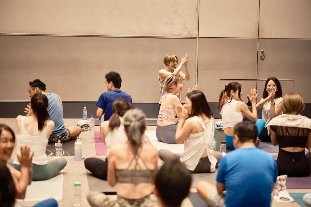 宮城由香さんのインスタグラム写真 - (宮城由香Instagram)「.    2023.9.18(mon) YOGA FEST 2023 @yogafestjp 登壇させていただきました！ ⁡ ⁡ とにかく楽しい1日はあっという間！！ Challenge Power Yoga というクラスタイトルに集まってくださった皆様は本当にエネルギーまみれ！！ ガンガン攻めるかと思いきや 初めましての方もいましたし サブタイトル〜身体の感覚をつなぐ〜をしっかり伝えさせていただきました😊 ⁡ クラスによく出てくる・慣れているアーサナに対して、骨への意識を変えると感覚が変わるよー！ ⁡ その感覚をアーサナのキープはもちろん、アーサナとアーサナの移行部分も意識するともっと変化が起きるよー！ ⁡ って伝えさせていただきました💪🏻✨ ⁡ ⁡ みなさんしっかり意識していただけたので、うぉーーって呻き声も聞こえましたが、 ものすごいアーサナやきっついポーズをとっているのではなく いつものアーサナの感覚を繋げただけ♡ ⁡ ⁡ そんな風に身体を繋げるアーサナもいいし フローに気持ちよく動くのも良いし ゆったりリラックスするのも良いし。 ⁡ 好きな時に 好きなように ヨガをしてね ⁡ ってことを伝えさせていただきました🙌🏻✨ ⁡ ⁡ ご参加いただきました皆様！ たくさんの笑顔と歓声を（心も筋肉も） ありがとうございました💪🏻💕 ⁡ また一緒にヨガをしましょう🎵 ⁡ ⁡ そして、今回 チケット取れなかったんです…🥲とたくさんの方に声をかけていただけで、写真を撮ったりお喋りしたり😌 お声がけいただきありがとうございました😊 ⁡ また何かイベントでもレギュラークラスでもお会いできたら嬉しいです🤗 ⁡ ⁡ そして今回、私のクラスにはとってもとっても心強いアシスタントの先生が入ってくれました✨ @studiogod 先生で 高橋エマ先生 @ema_takahashi_  YUMA先生 @yumayoga07  石上優先生 @yu__ishigami  長嶋泉先生 @izumi.yogawork  それぞれ忙しい中、この日を一緒に盛り上げてくれて、準備から当日までずっとサポートしてくれました✨ ⁡ 安心して安全に、みなさんと楽しめたのはサポートしてくれた4人のおかげです🙌🏻 ありがとうございました❤️ ⁡ studio GODをつくって4年半。 2店舗目を作ったばかりでドキドキしましたが。studio GODの先生達と皆様との空間を共に作り上げることができて、とっても嬉しいです✨ ⁡ ⁡ 今回、クラスをするにあたり企業様にもご協力していただきました！ 私・優先生・泉先生がアーサナをとる際に使用していたマットは、私がアンバサダーをさせていただいています @manduka_japan さんのブラックマットです！ 抜群の安定感！さすがでした🙌🏻 ありがとうございました🙏🏻 ⁡ ⁡ そして、 私のウェアーはアンバサダーをさせていただいております @to_unitedarrows_official のウェアーを着用✨  新作続々でとてもスタイリッシュなウェアーや日常着がたくさんあります！ さすがのUNITED ARROWSです！ 私も私服からウェアーまでよく着用しています😍 ありがとうございました🙏🏻 ⁡ ⁡ そしてそして、 アシスタントを務めてくれたエマ先生・YUMA先生・優先生・泉先生の着用していたウェアーは @rhythmandbalance_official さんです！色んなコーデが出来て可愛い😍  ありがとうございます！ たまたまみんなリズバラさん私服コーデ❤️（写真10枚目） studio GOD代々木上原には今週RHYTHM&BALANCEさんの新作マットが入りますので、そちらもぜひみなさんに使用していただきたい😊 ⁡ ⁡ ヨガフェスタ運営スタッフの皆様も、準備から当日のクラスまでたくさんのサポートありがとうございました😊✨ ⁡ ⁡ たくさんの方々の支えがあって ヨガフェスタ登壇を無事に終えました。 （写真を撮ってくれたシローもありがとう🙏🏻） ⁡ ヨガフェスタ20周年の年に登壇させていただき感謝いたします。 ⁡ ⁡ たくさんの方とリアルで一緒にヨガをする機会をいただけて嬉しいですし、これからもstudio GODの運営をしながら、自身のヨガも深めていけるように様々なことを伝え繋げていけるように精進していこう！とまた気合が入った1日となりました🙌🏻 ⁡ ⁡ ありがとうございました☺︎♡ ⁡ ⁡ ⁡ ⁡ ⁡ ⁡ ⁡ #yogafest2023 #yogafest  #宮城由香 #yukamiyagi #studioGOD #恵比寿 #代々木上原 #スタジオゴッド #poweryoga #パワーヨガ  #ヨガレッスン #ヨガイベント」9月20日 19時30分 - yuka__miyagi