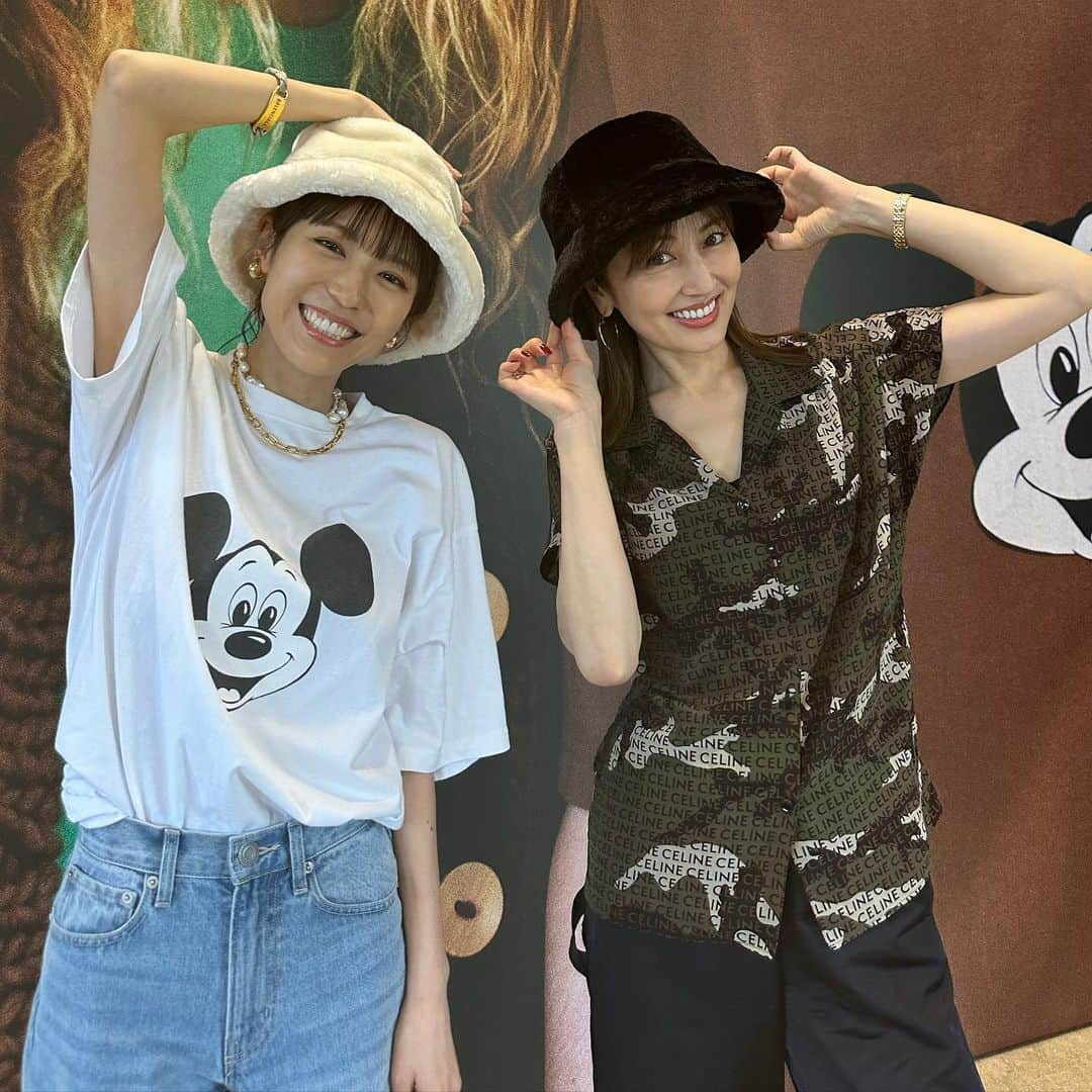 矢田亜希子のインスタグラム：「千夏ちゃんのブランド @wcjapan とペコちゃんのブランド @tostalgic_clothing の展示会へ❣️たくさんオーダーしちゃいました❣️ミッキーTシャツ着てディズニー行くんだ♪ #展示会#お茶やフードご馳走様でした🙏」