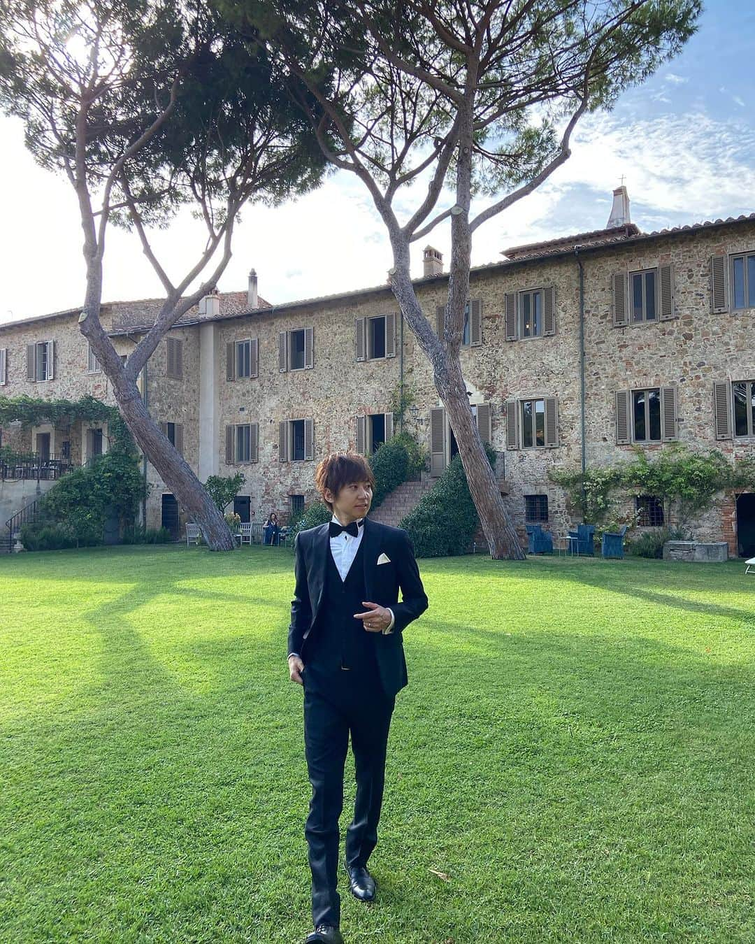 関義哉さんのインスタグラム写真 - (関義哉Instagram)「Wedding  suit : @order_suit_david_layer   素敵な結婚式に参列でき幸せでした✨  #イタリア #フィレンツェ #スナップ写真 #スーツ男子  #弾き語り男子 #シンガーソングライター #メンズモデル #元アイドル」9月20日 19時25分 - yoshiya_seki