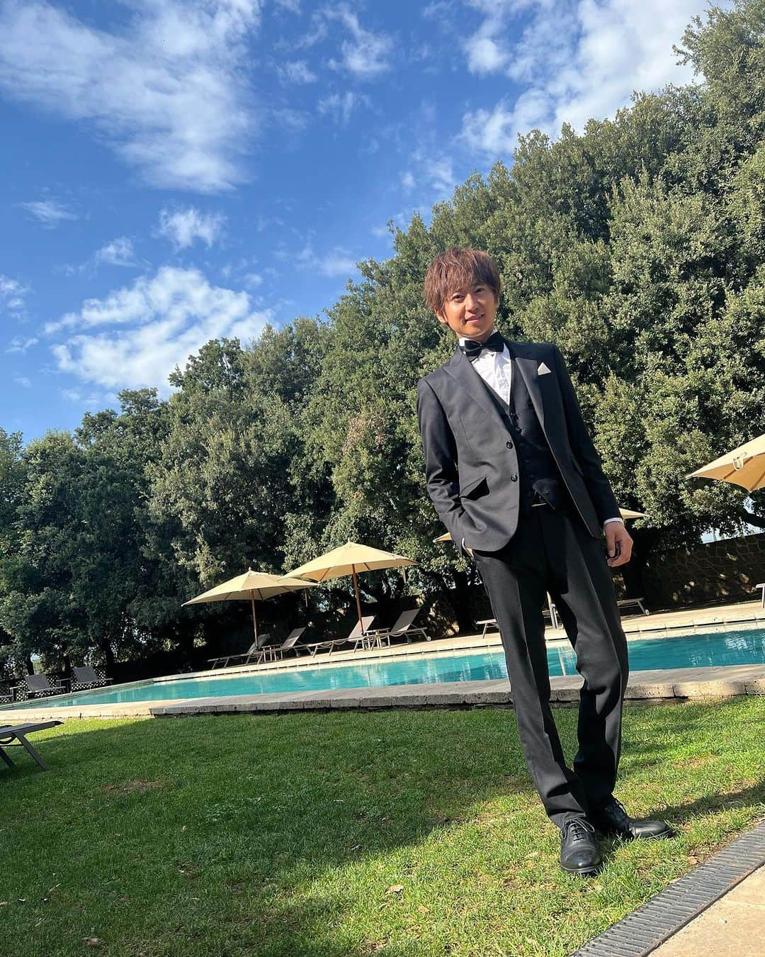 関義哉のインスタグラム：「Wedding  suit : @order_suit_david_layer   素敵な結婚式に参列でき幸せでした✨  #イタリア #フィレンツェ #スナップ写真 #スーツ男子  #弾き語り男子 #シンガーソングライター #メンズモデル #元アイドル」