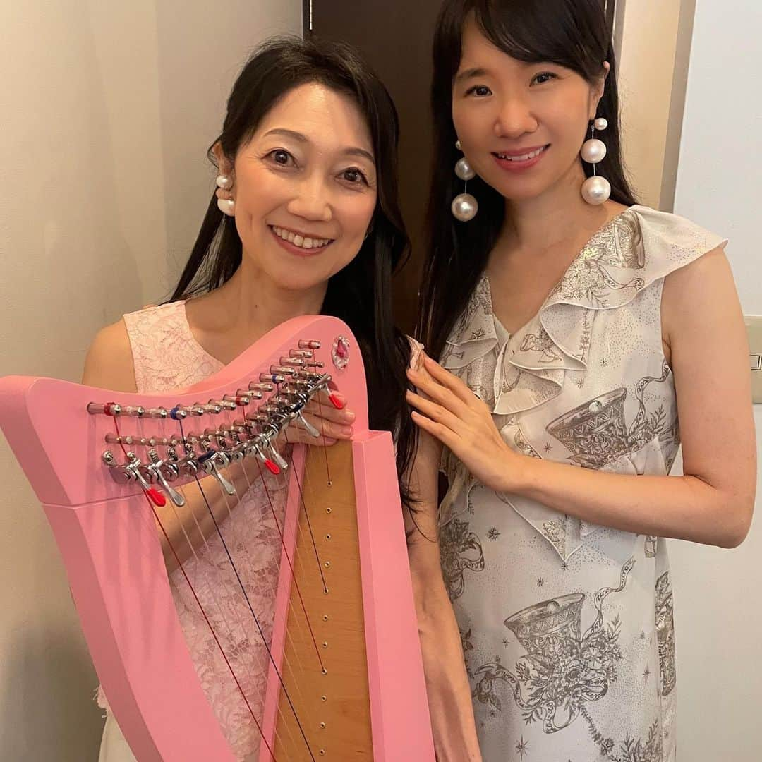 松岡みやびのインスタグラム：「#ハープ #セラピスト #心理カウンセラー  my student,Tomoko debeut as a harp therapist.  ミヤビメソード認定 癒しのハープカウンセラー  大堀智子さん @tomoko_ohori0106   ソロデビューコンサート&トークショーを東京渋谷にて開催されました！  8,800円の豪華なランチと演奏とお話しを楽しむお客様で満席でした✨  智子さんの優しさと温かな雰囲気にあふれた桜の妖精のようなフェアリー弾きに🌸🧚‍♂️🫧  会場のみなさんが感動されて盛り上がっていました👏  ハープ技術だけではなく…  私の心理カウンセリングも毎月学んでくださり、カウンセラーデビューなさった事がとてもうれしいです🍀  ご自身の経験を活かして、たくさんの方々に希望の光を届けてくださる智子さん🌈  ありがとうございます✨」