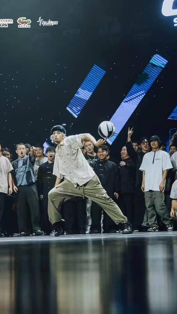 ZiNEZKAMIKAZEのインスタグラム：「jumping in to the JAM🚀 under music we experss & unite✊ honor to be back in shenzhen city☺️ thanks CSD for having us🇨🇳🇨🇳 ⁡ @condense.official で参加した中国のダンスイベントCSD！ 最後出演者によるジャムが行われていたので帰る支度してたけどと行かなきゃ後悔しそうって事で私服で突っ込むカミカゼスタイル😂暖かいジャムでした👍海外楽しいなぁ☺️ ⁡ 📹: @ryoverflow 🙏🙏」