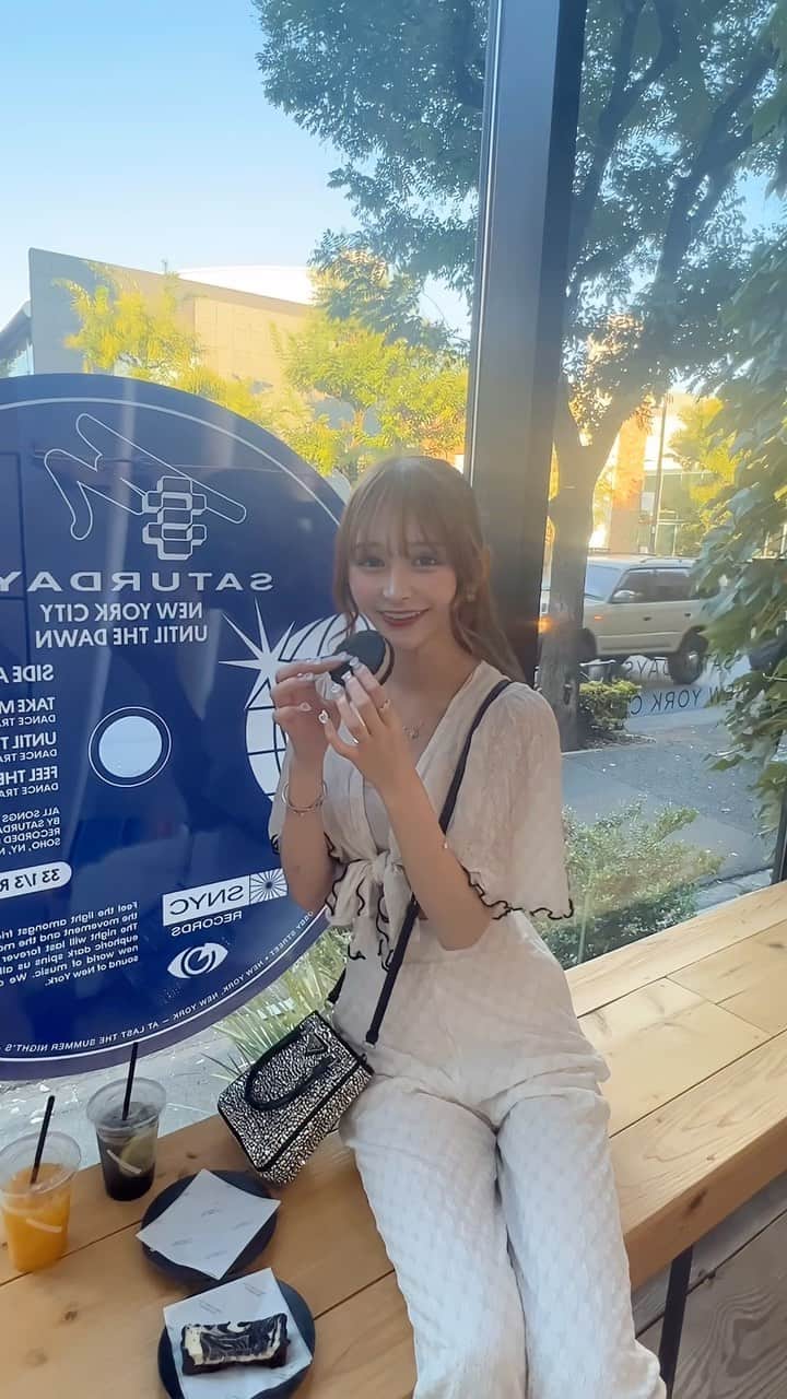のインスタグラム：「Saturdays NYCのカフェのオレオアイスとチーズケーキおいしすぎてハマった🥺🥺💖💖  飛行機乗る時のスウェットセットアップ買った🫶🏻  #saturdaysnyc」