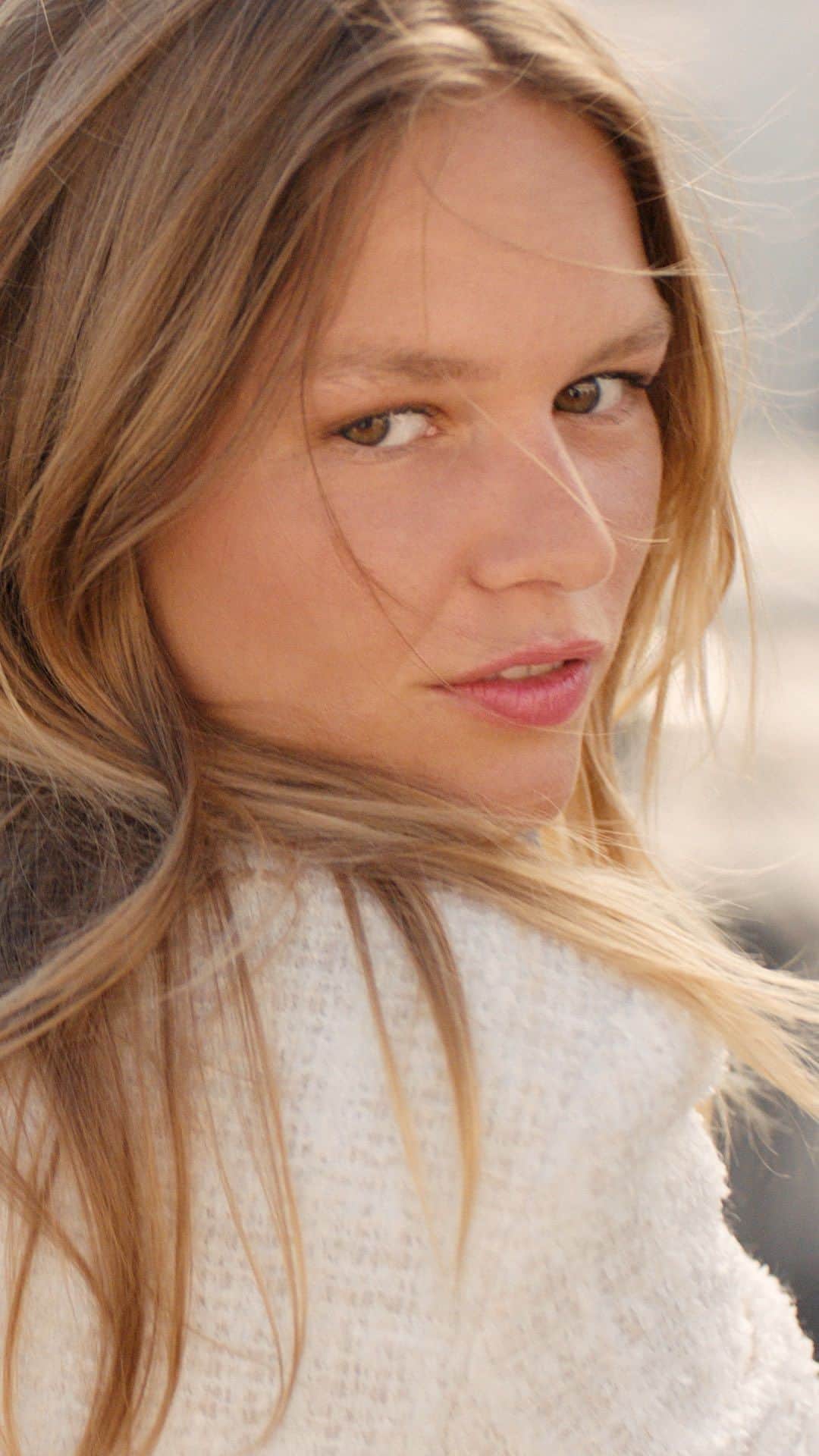 のインスタグラム：「LES BEIGES. NATURAL IS A STYLE.  A naturally radiant, luminous complexion, instinctive application and sensorial formulas with lightweight textures, provide a beauty routine steeped in freedom.  @annaewers @mona_tougaard @blesnyaminher   #LesBeiges #CHANELMakeup #CHANELBeauty」