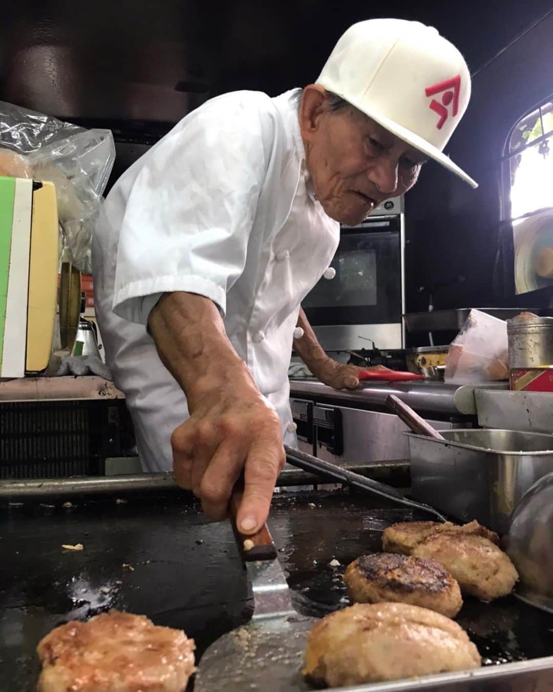 井口謙さんのインスタグラム写真 - (井口謙Instagram)「． 初めてのTHE TIME,中継！ 西公園の「今屋のハンバーガー」今崎さんとお伝えしました！  1970年代後半に販売を開始した今屋のハンバーガー🍔  店主の今崎勝美(いまさき・かつみ)さんは現在78歳。 話を聞いていると、今崎さんのこだわりが随所に感じられました。  例えば、ハンバーガーの肝となるハンバーグは毎日手作りするんですが、作る個数は当日の天候などを見て判断。  理由は「味が落ちるのが嫌だから、その日に売り切れる分しか作らない」とのこと。 お客様の"美味しい"の言葉を聞くためには努力を惜しみません。  この物価高の中でも、ハンバーガーの値段は20年以上据え置きのもの多数！！  今や東京にも店舗があり、来年にはオーストラリアにも出店予定🇦🇺😳  ちなみに、放送終了後に、1人の女性がお店の元へ… 聞けば、東京からこのハンバーガーをお目当てに福岡に来たそうです😳  食べて涙を流すその女性がとても印象的で… 美味しいものは心を豊かにしてくれますね😭  今崎さん、ありがとうございました！！  #今屋のハンバーガー #今崎勝美 さん #THETIME」9月20日 19時40分 - iguchi_ken_rkb